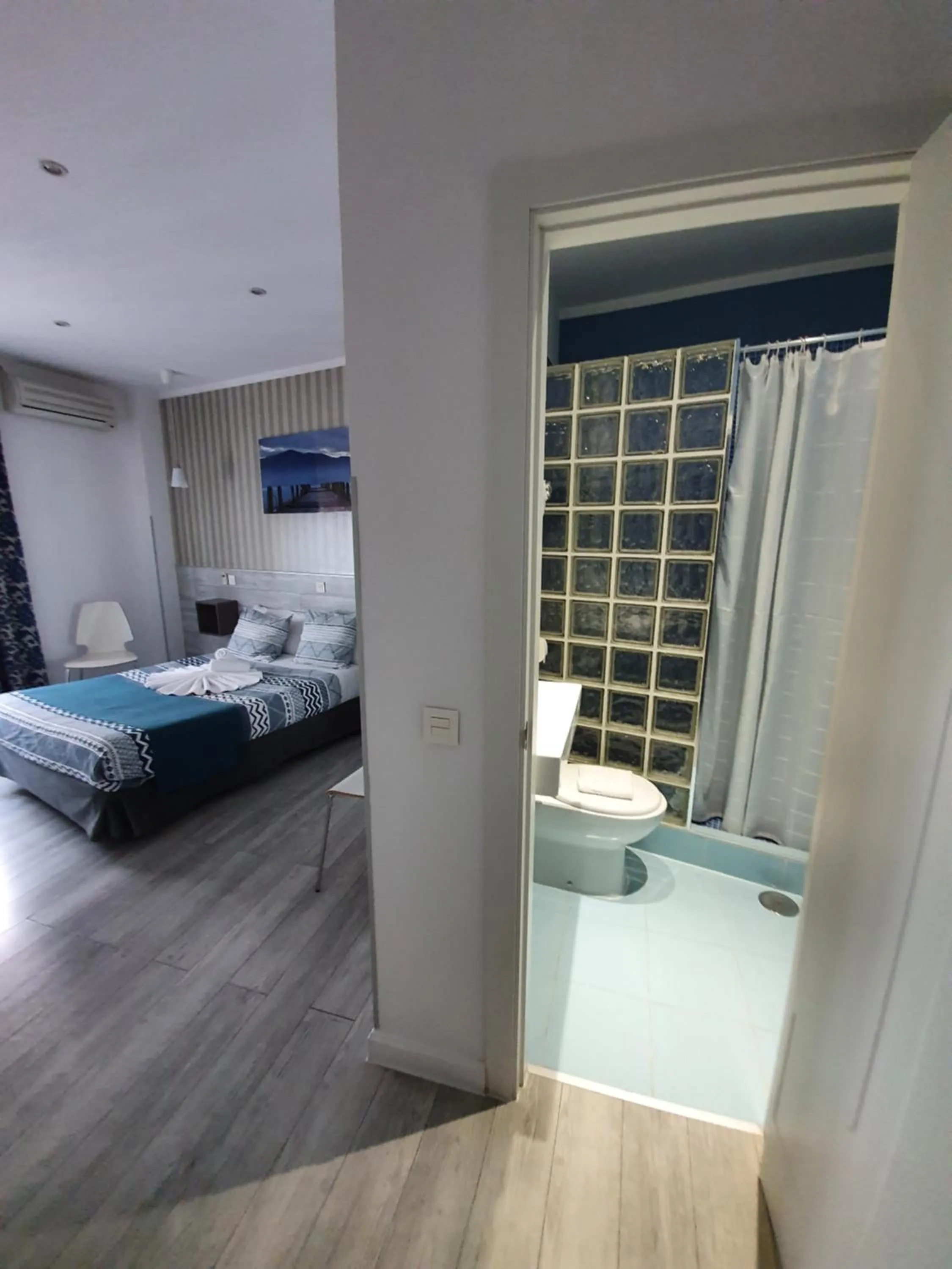 Bathroom, Bed in Hostal Main Street Madrid