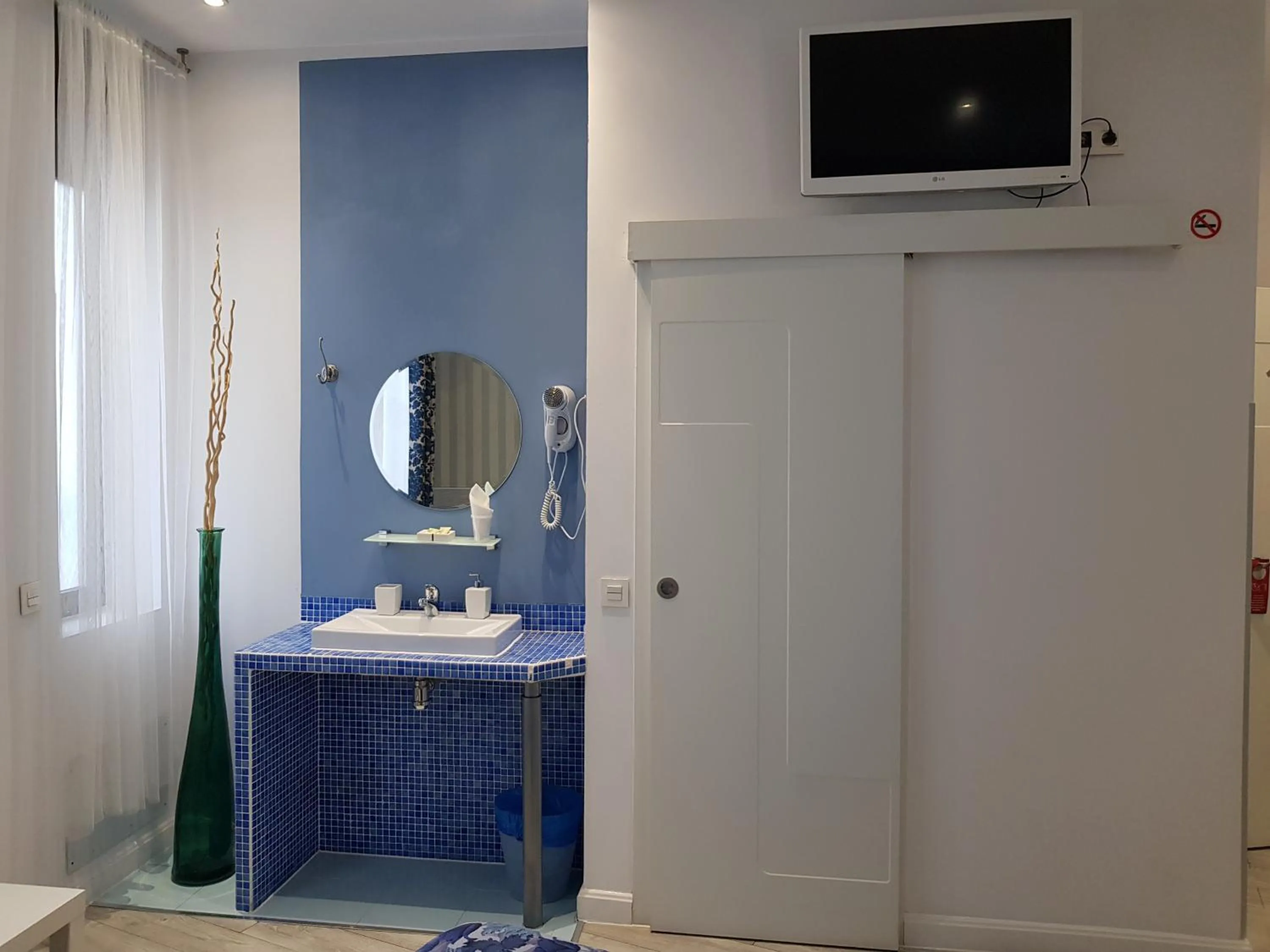 Bathroom in Hostal Main Street Madrid