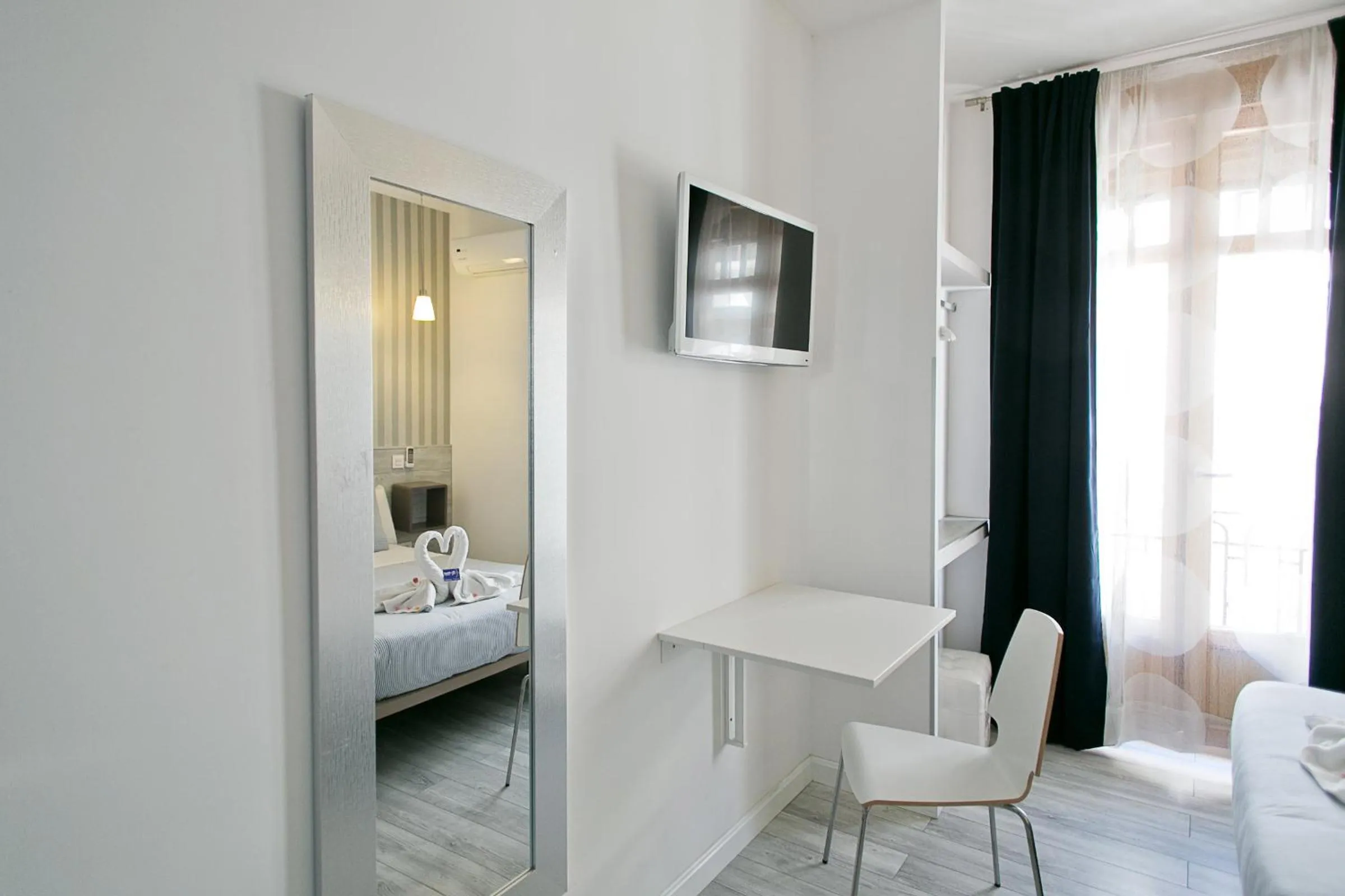 TV and multimedia, Bed in Hostal Main Street Madrid