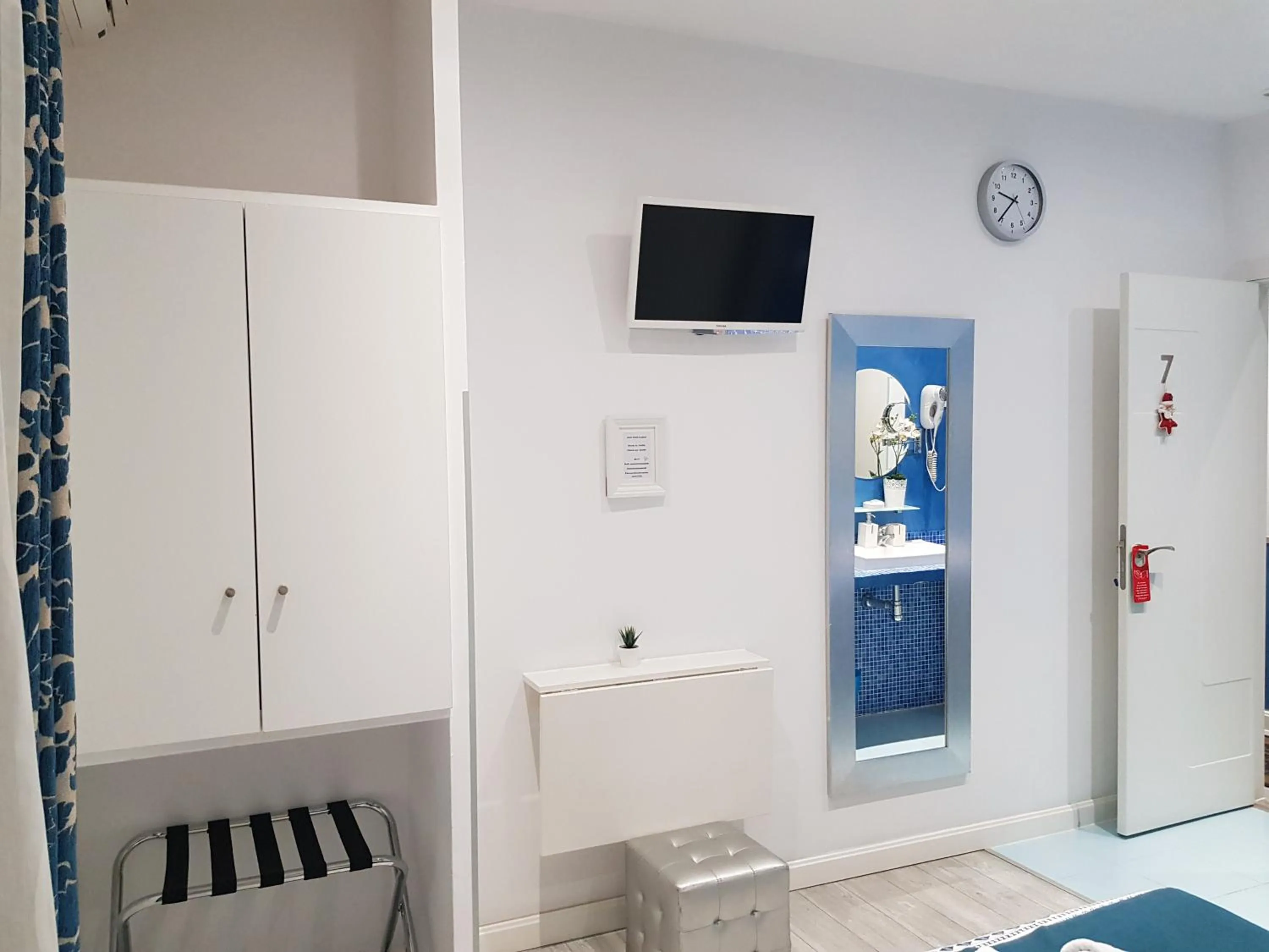 TV and multimedia in Hostal Main Street Madrid