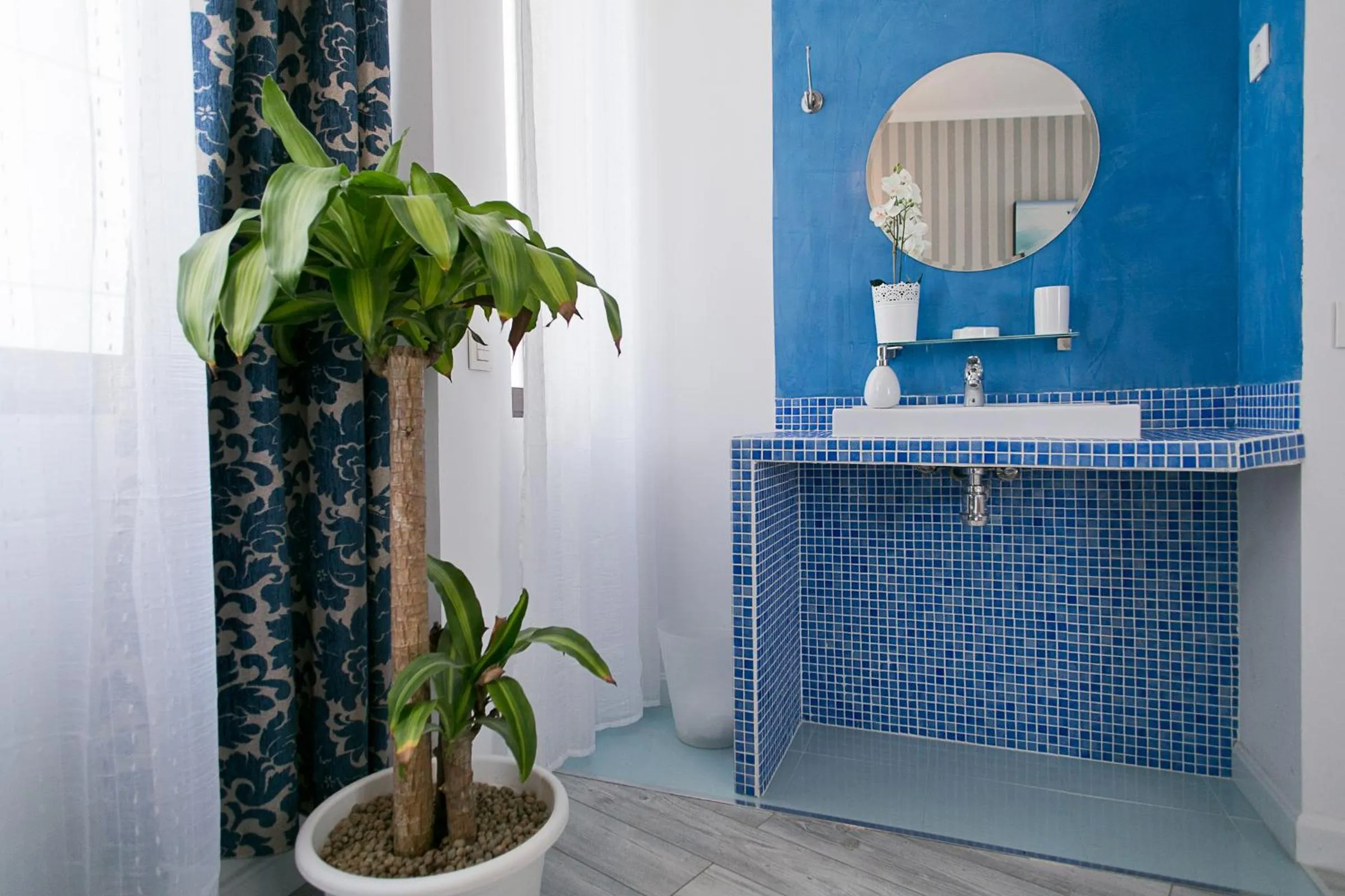 Toilet in Hostal Main Street Madrid