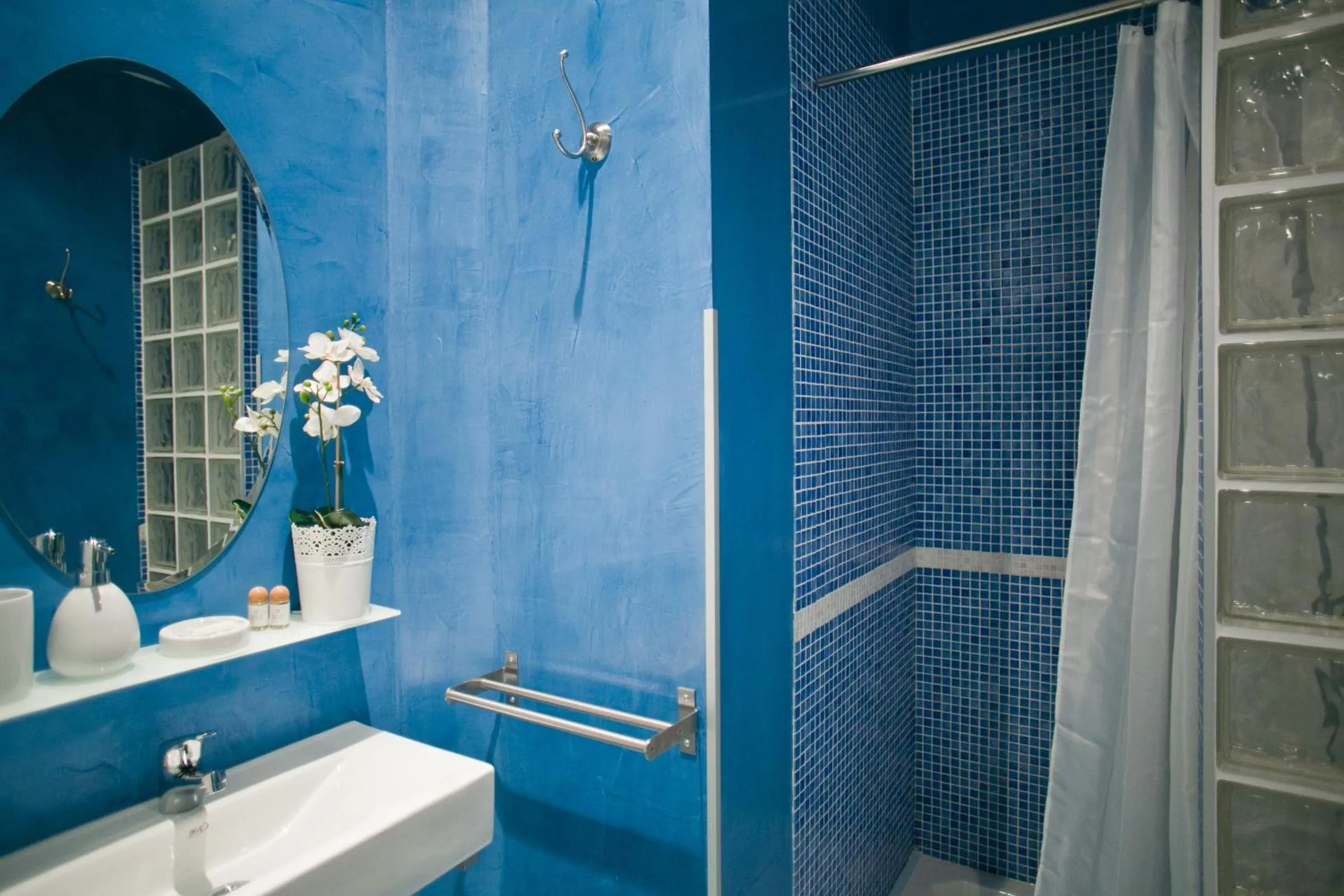 Shower in Hostal Main Street Madrid