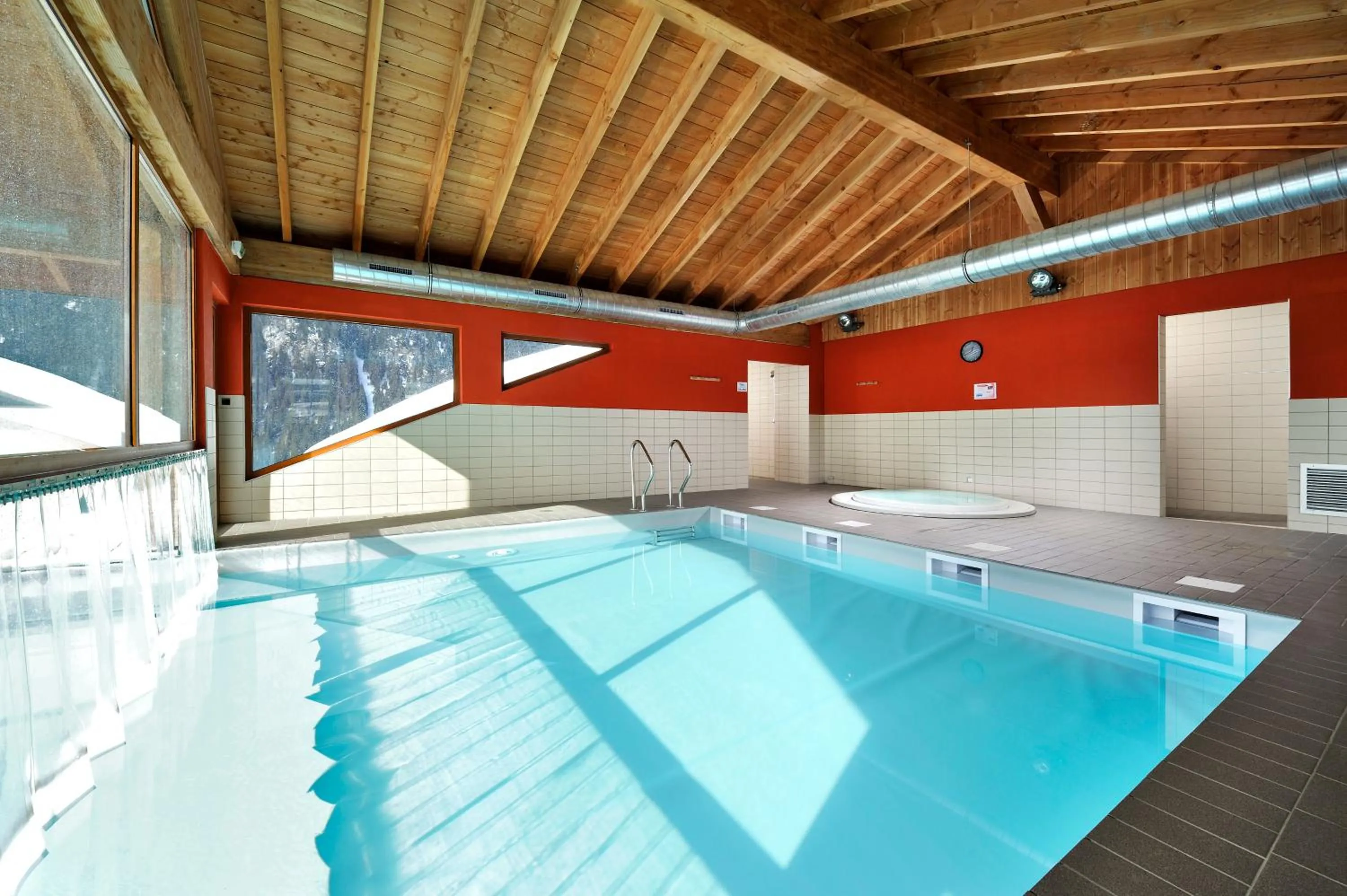 Hot Tub in Résidence Néméa Le Grand Lodge