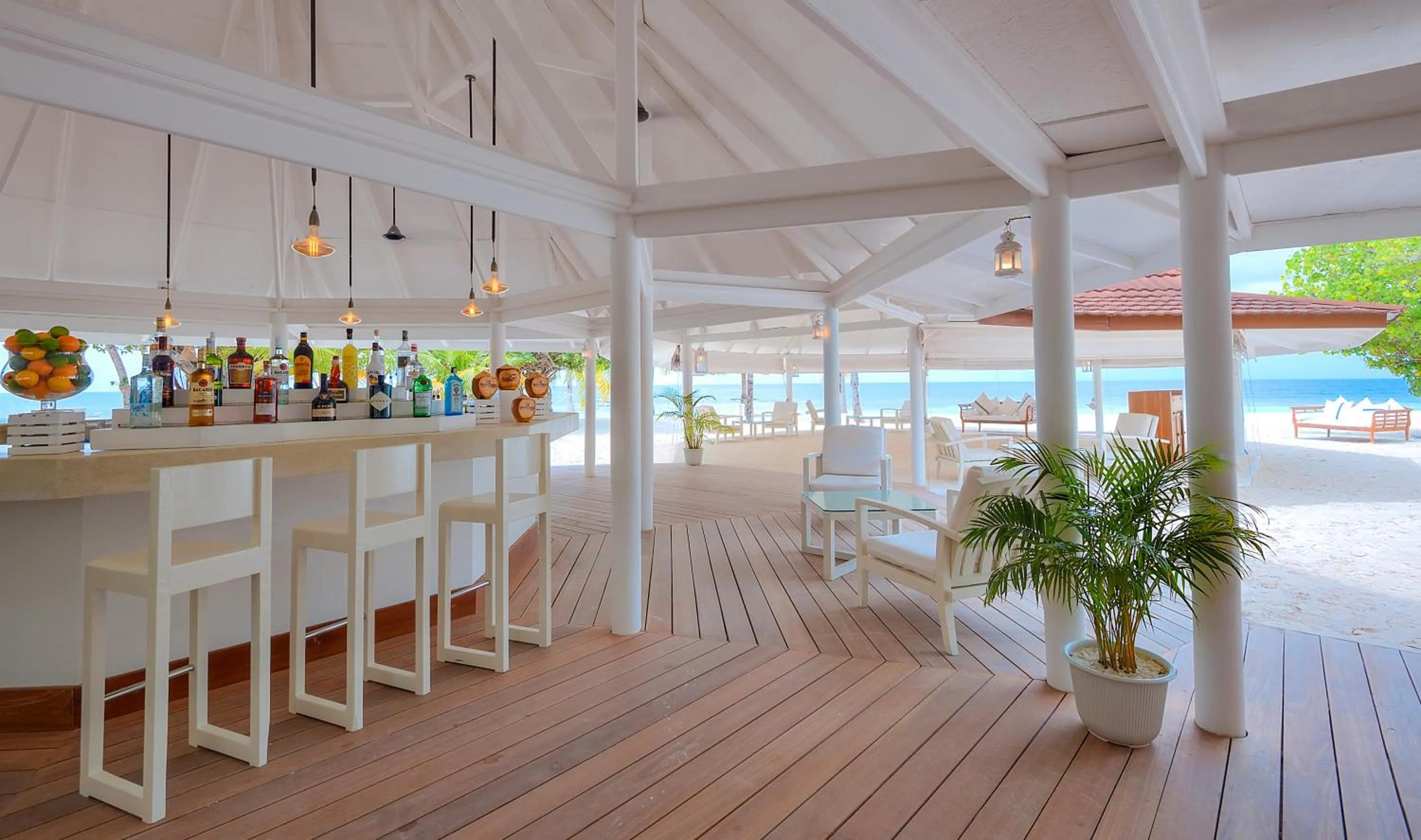 Lounge or bar in Diamonds Athuruga Maldives Resort & Spa