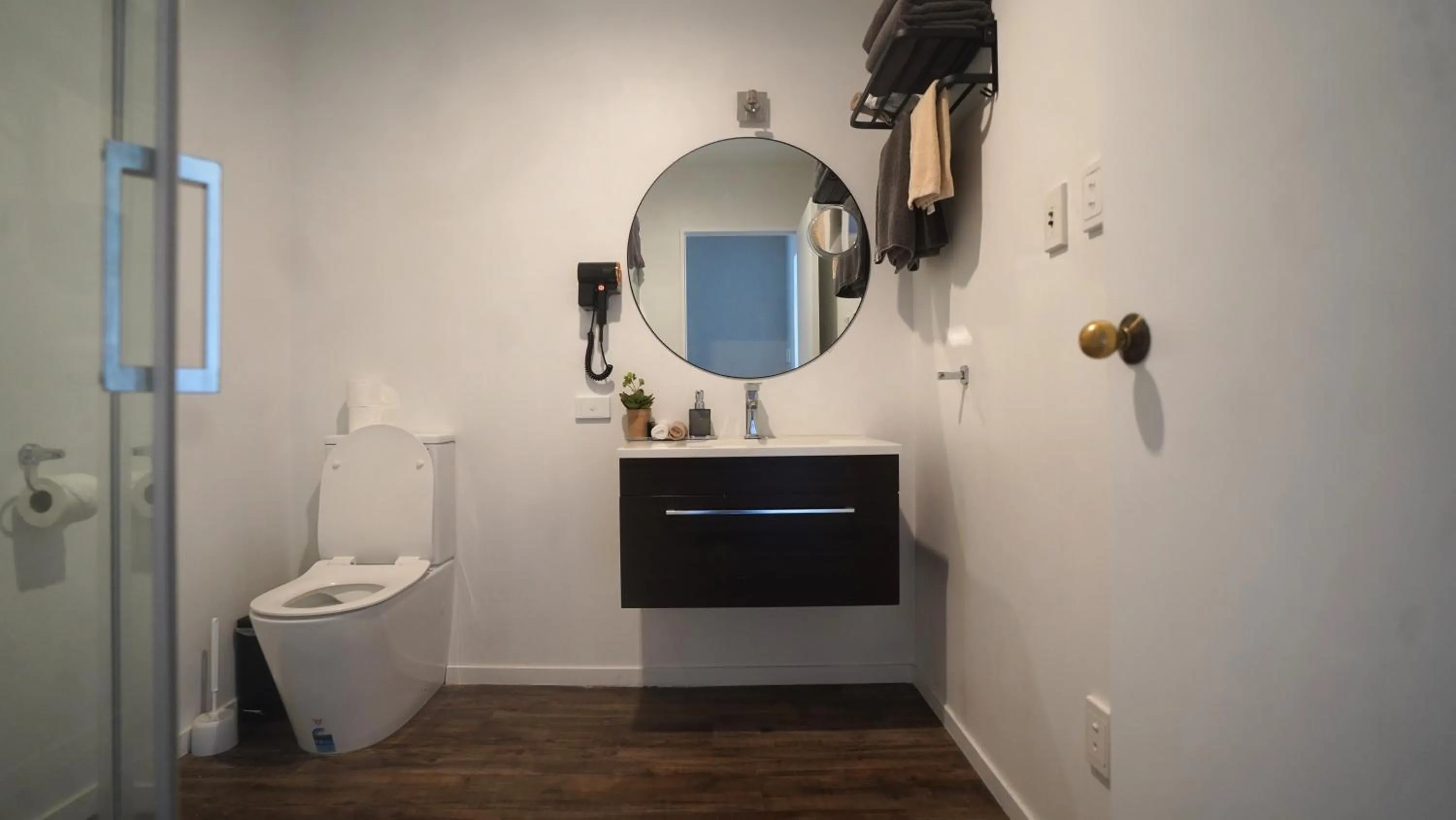 Toilet in Abbey Motor Lodge