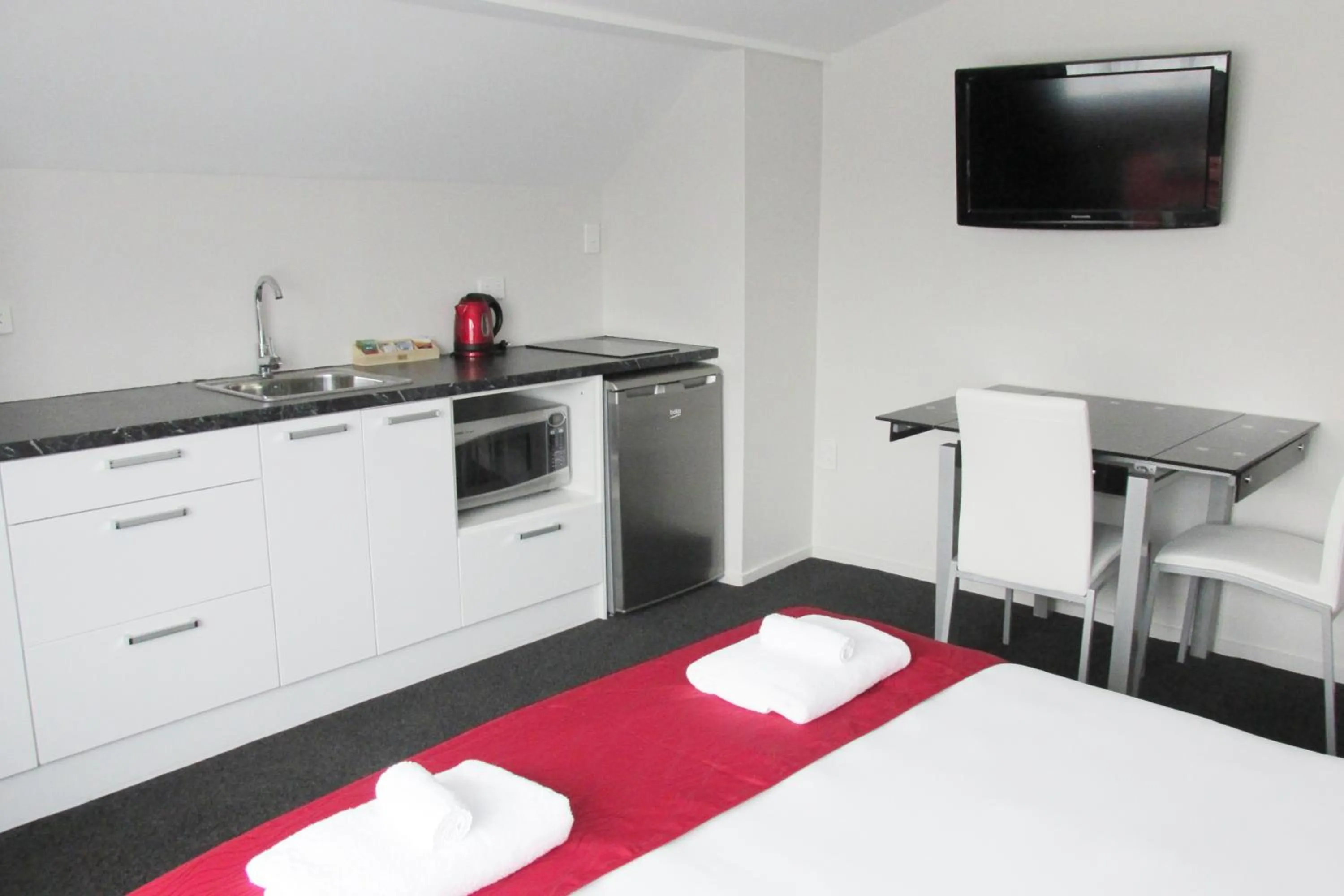 Kitchen or kitchenette, Bed in Abbey Motor Lodge