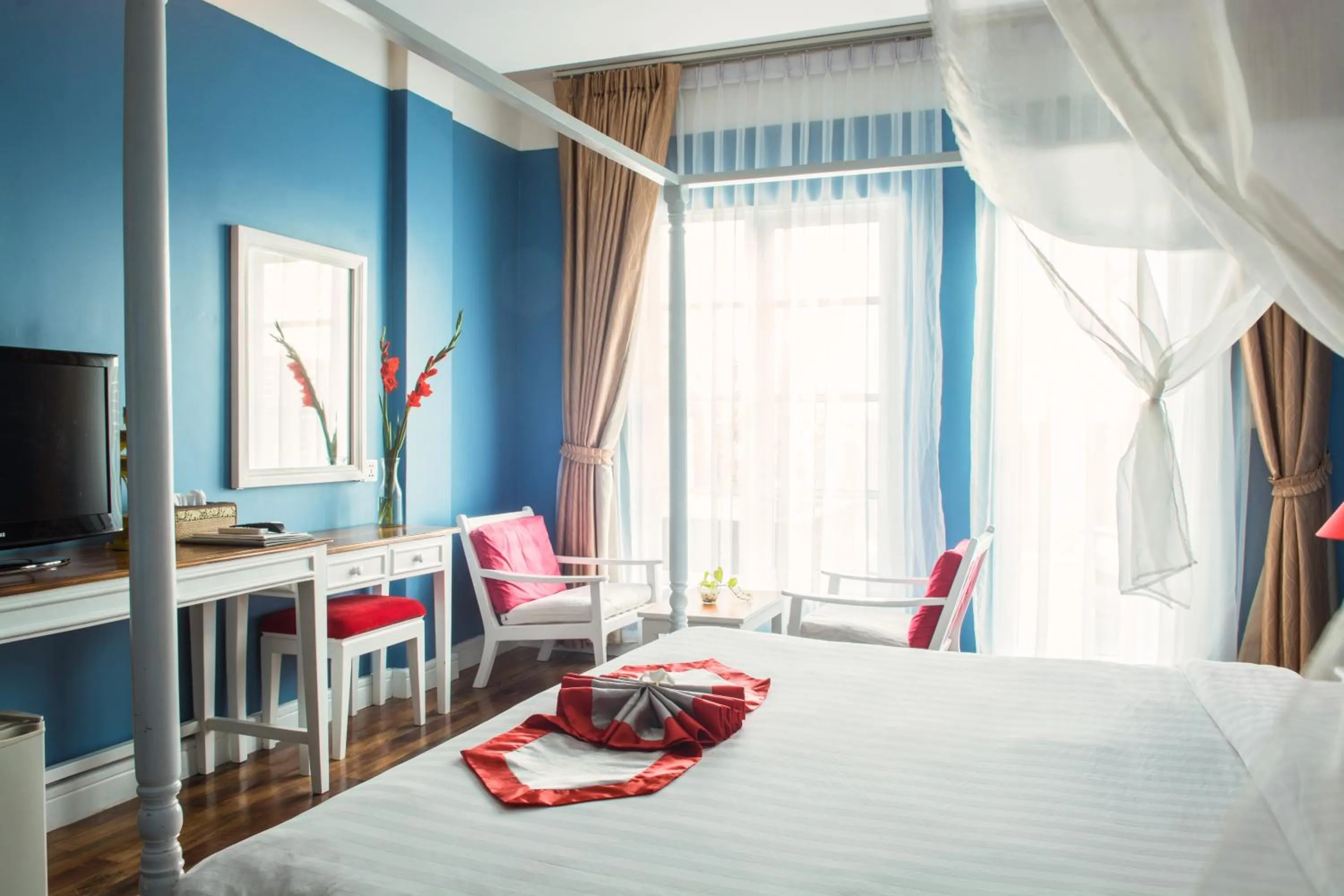 Bed in The Frangipani Royal Palace Hotel