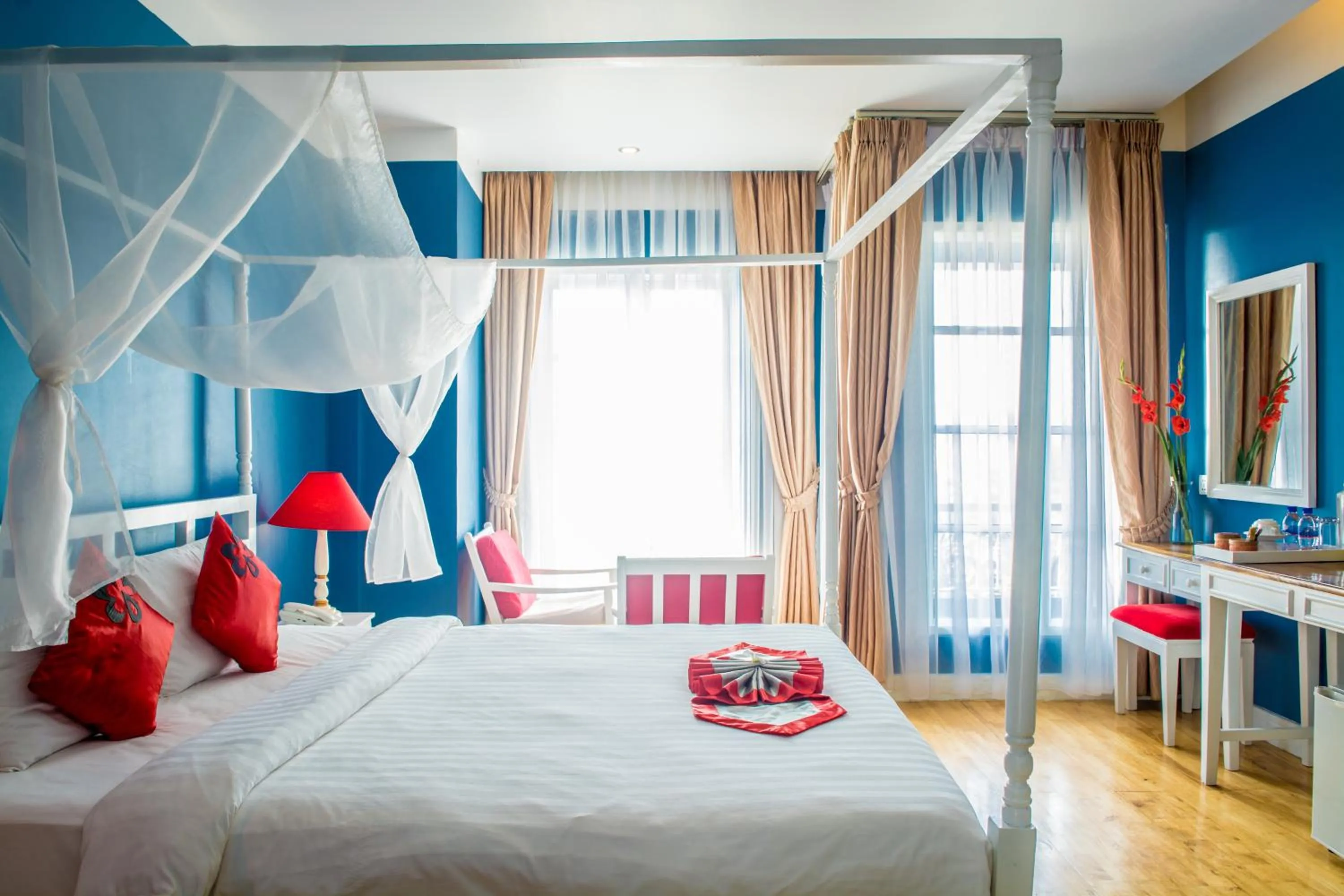 Bed in The Frangipani Royal Palace Hotel