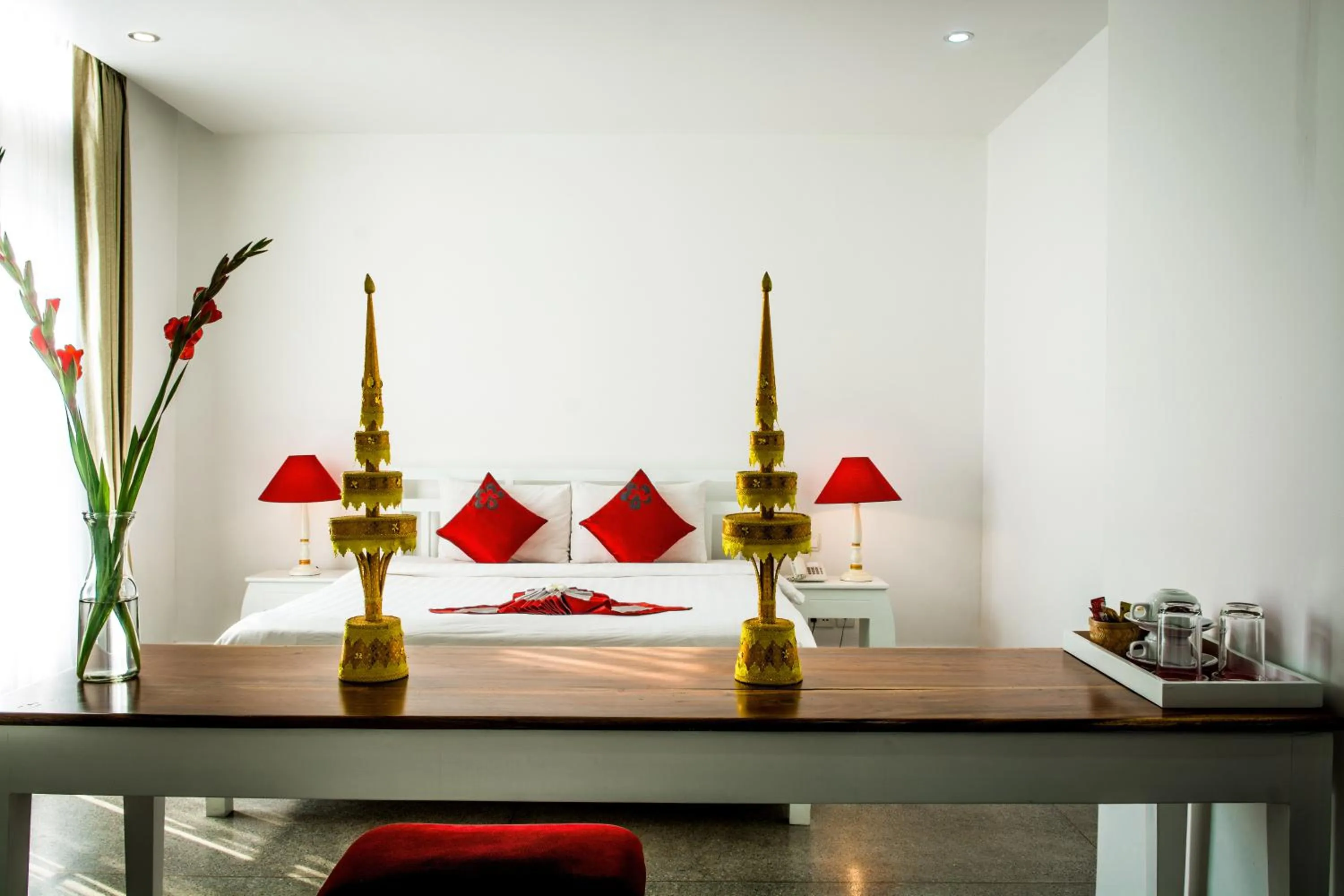 Bedroom, Bed in The Frangipani Royal Palace Hotel