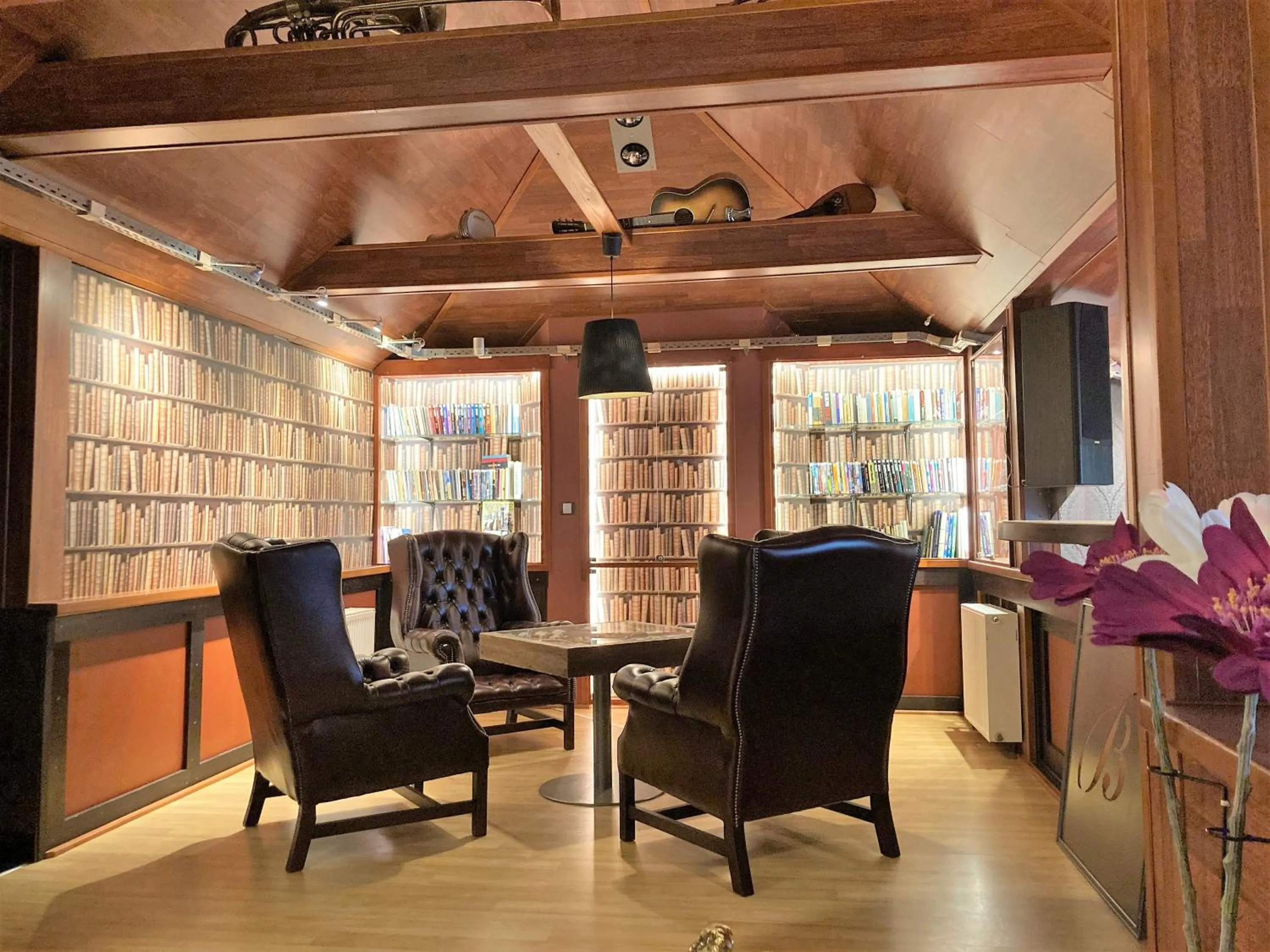 Library in Hotel Berg