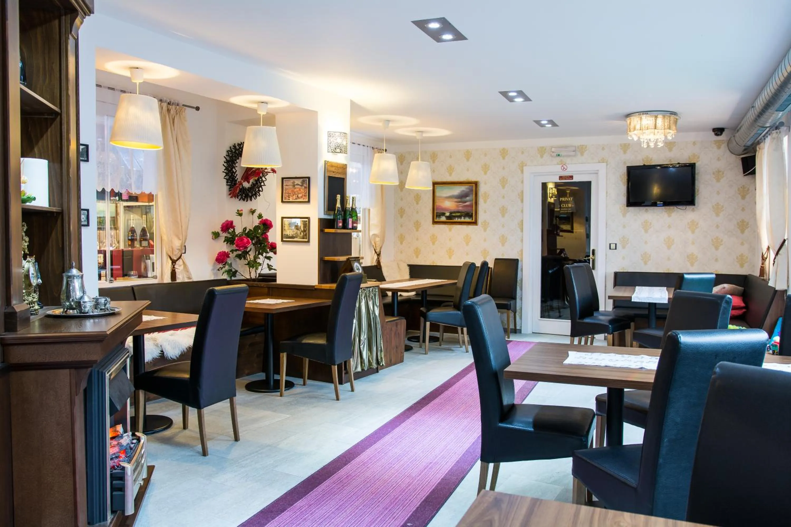 Restaurant/places to eat in Hotel Berg