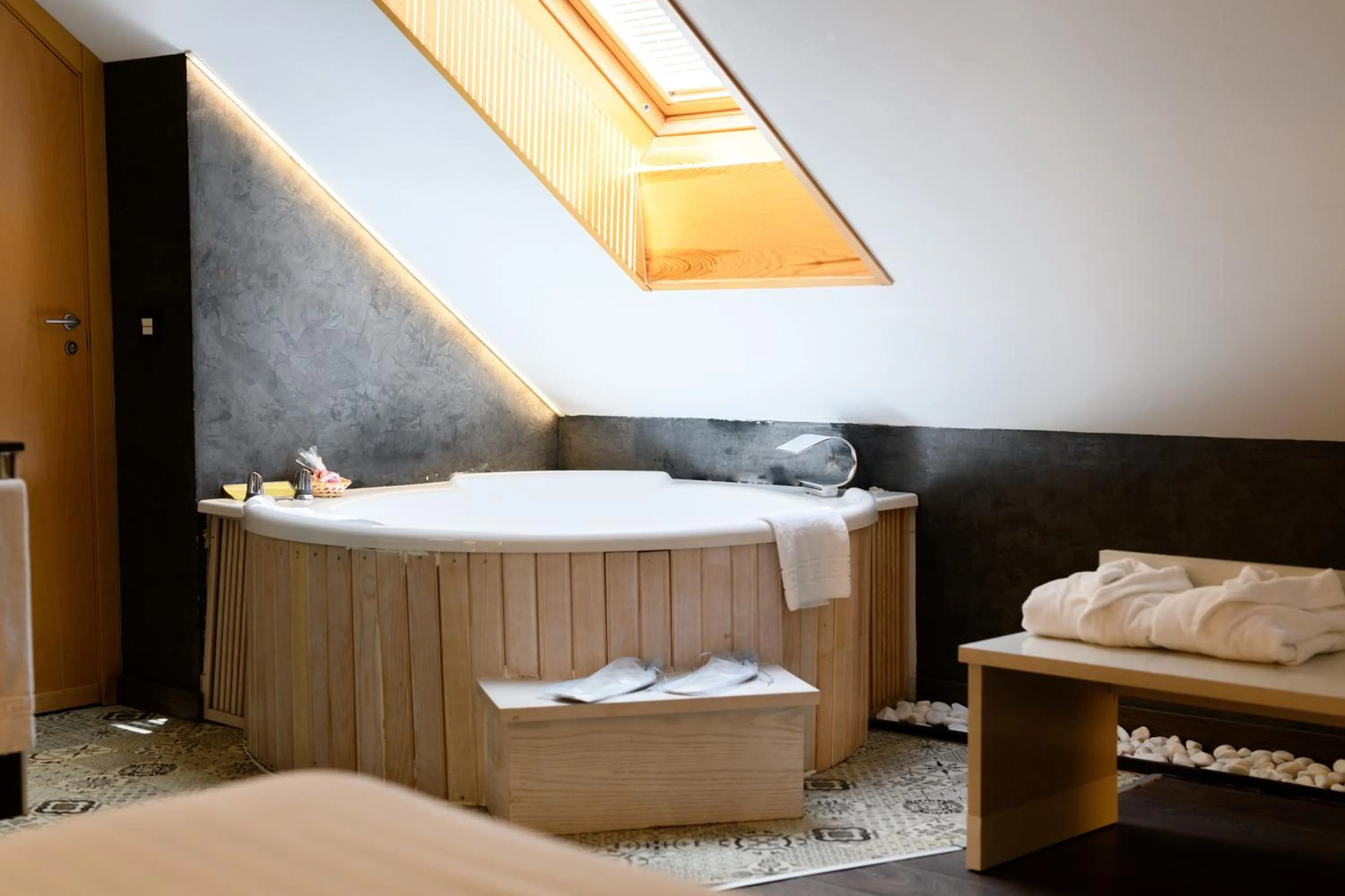 Hot Tub, Bed in Hotel De Martin