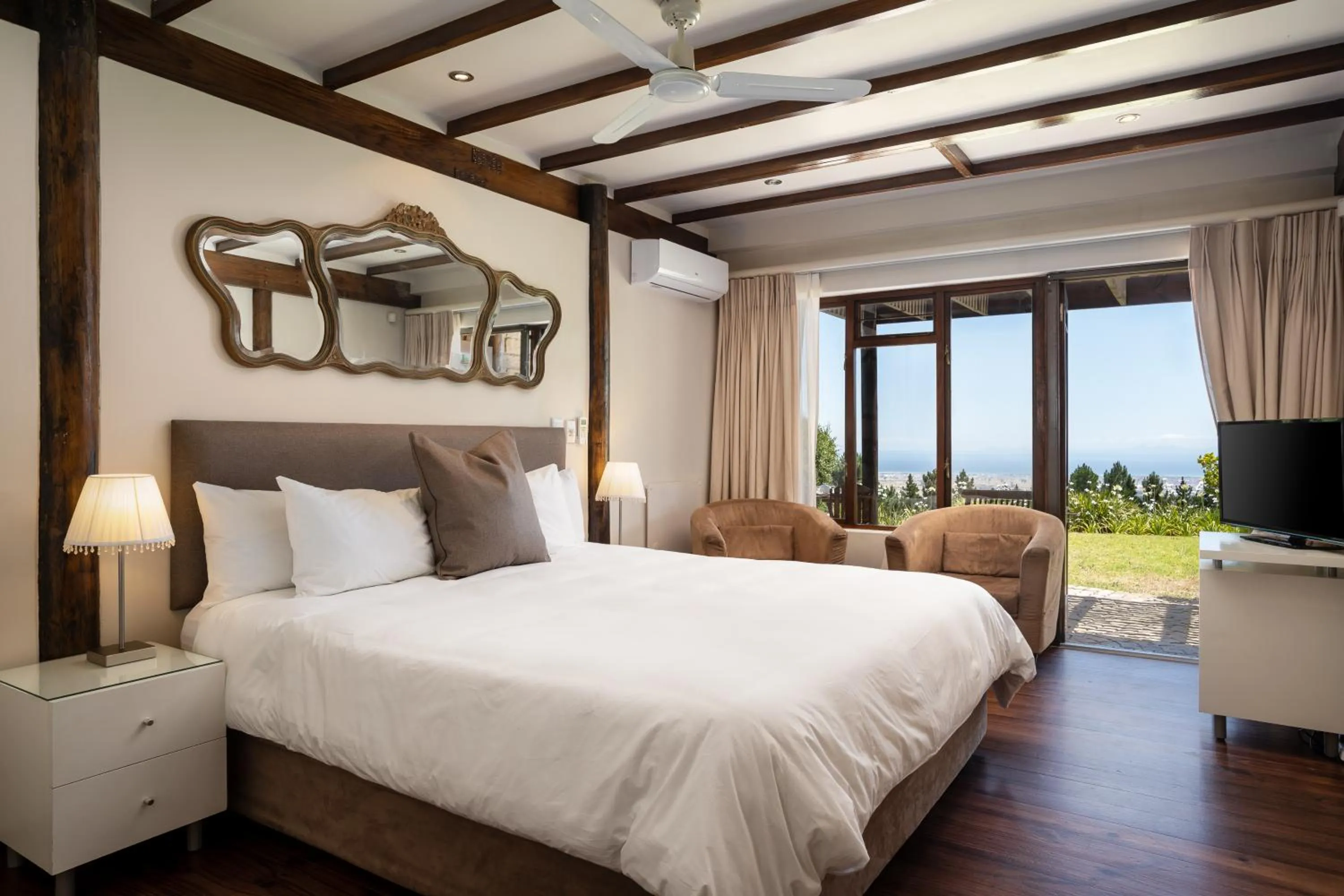 Bed in Lalapanzi Lodge