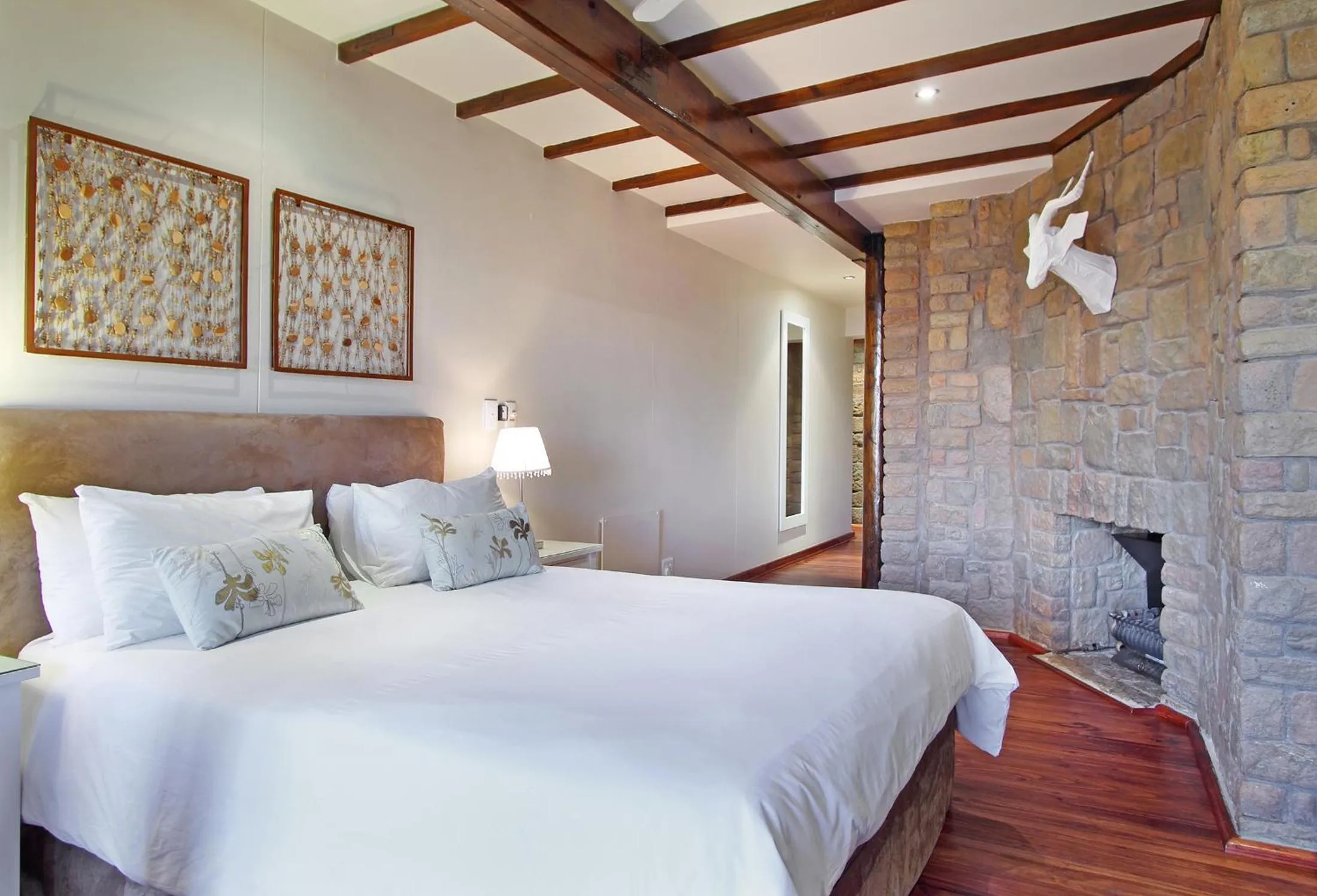 Bed in Lalapanzi Lodge