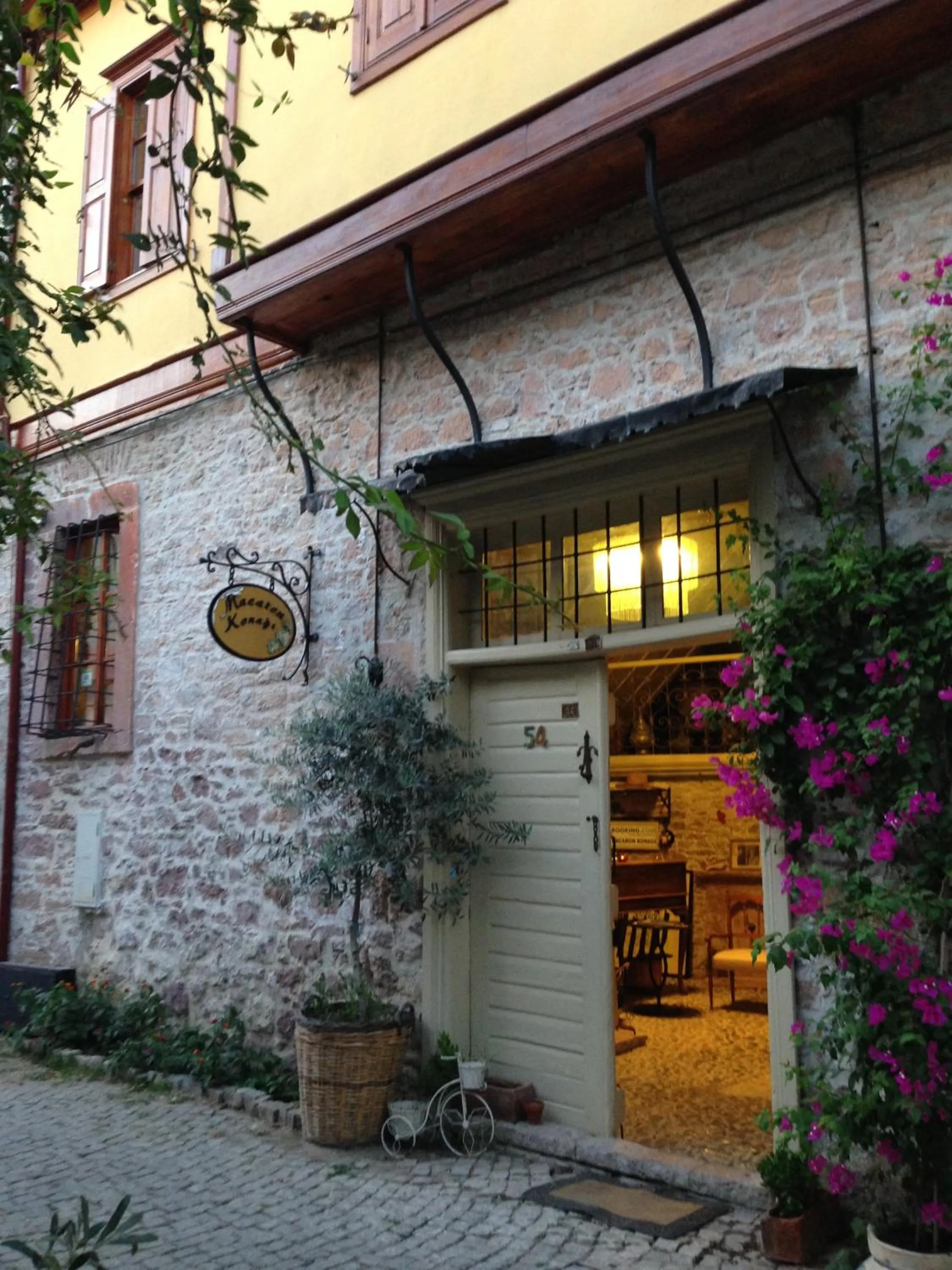 Facade/entrance in Macaron Konagi