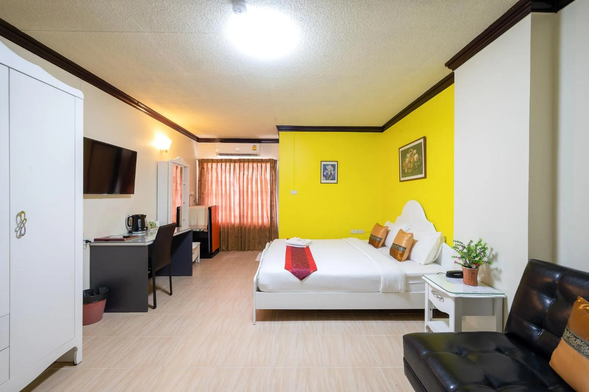 Photo of the whole room, Bed in Witchuwan Apartel