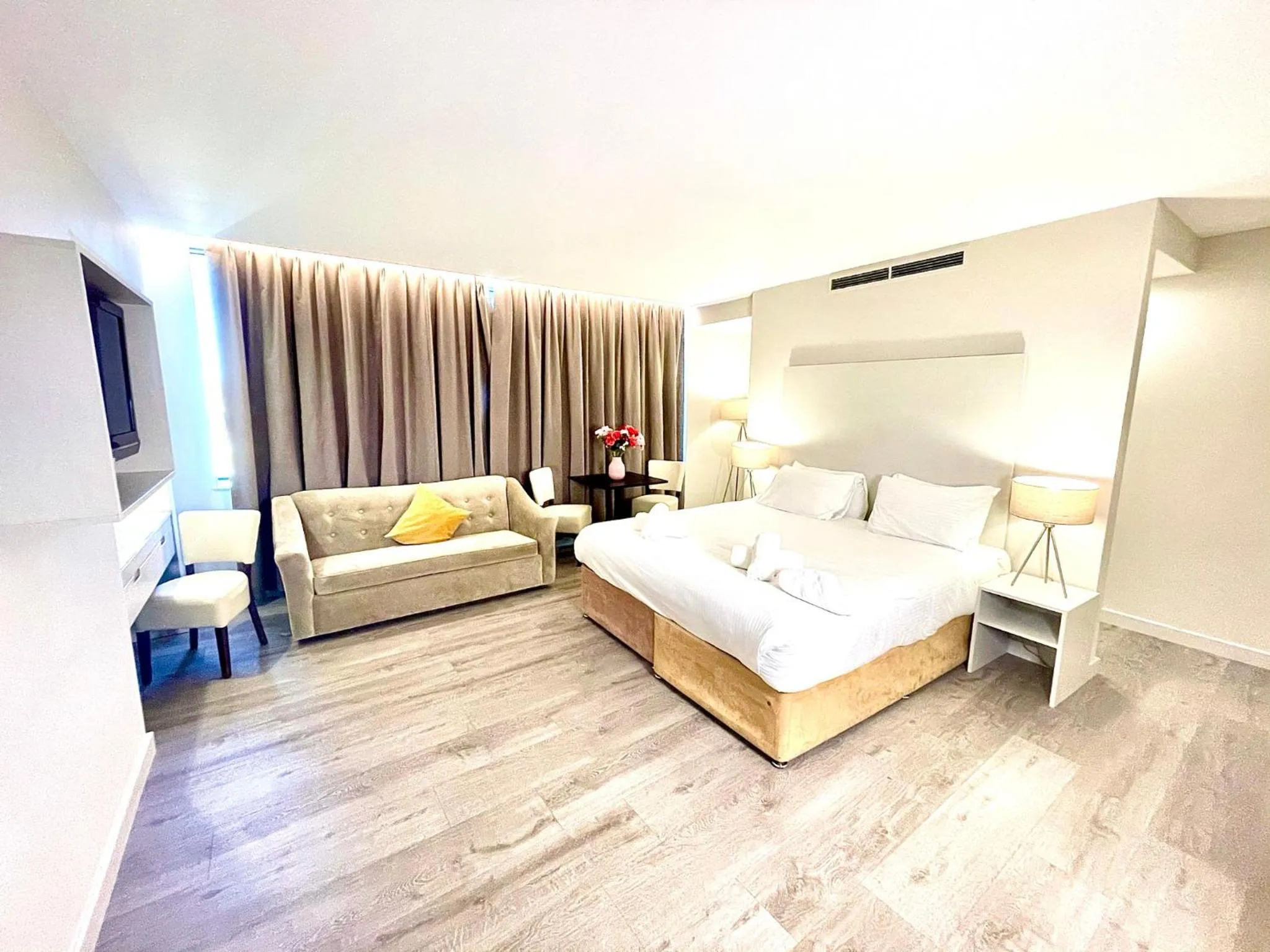 Photo of the whole room, Bed in Axiom Park Hotel