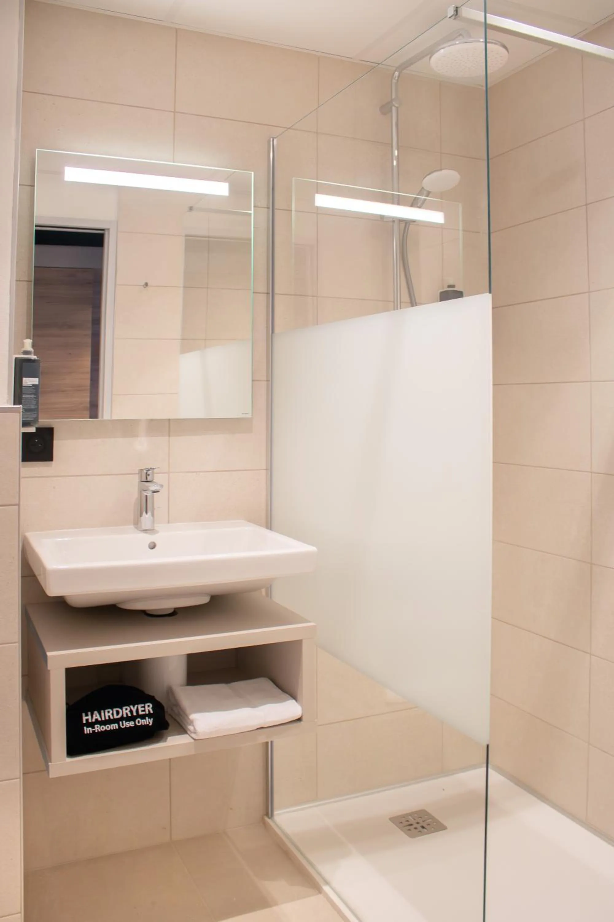 Bathroom in Brit Hotel Cahors - Le Valentré