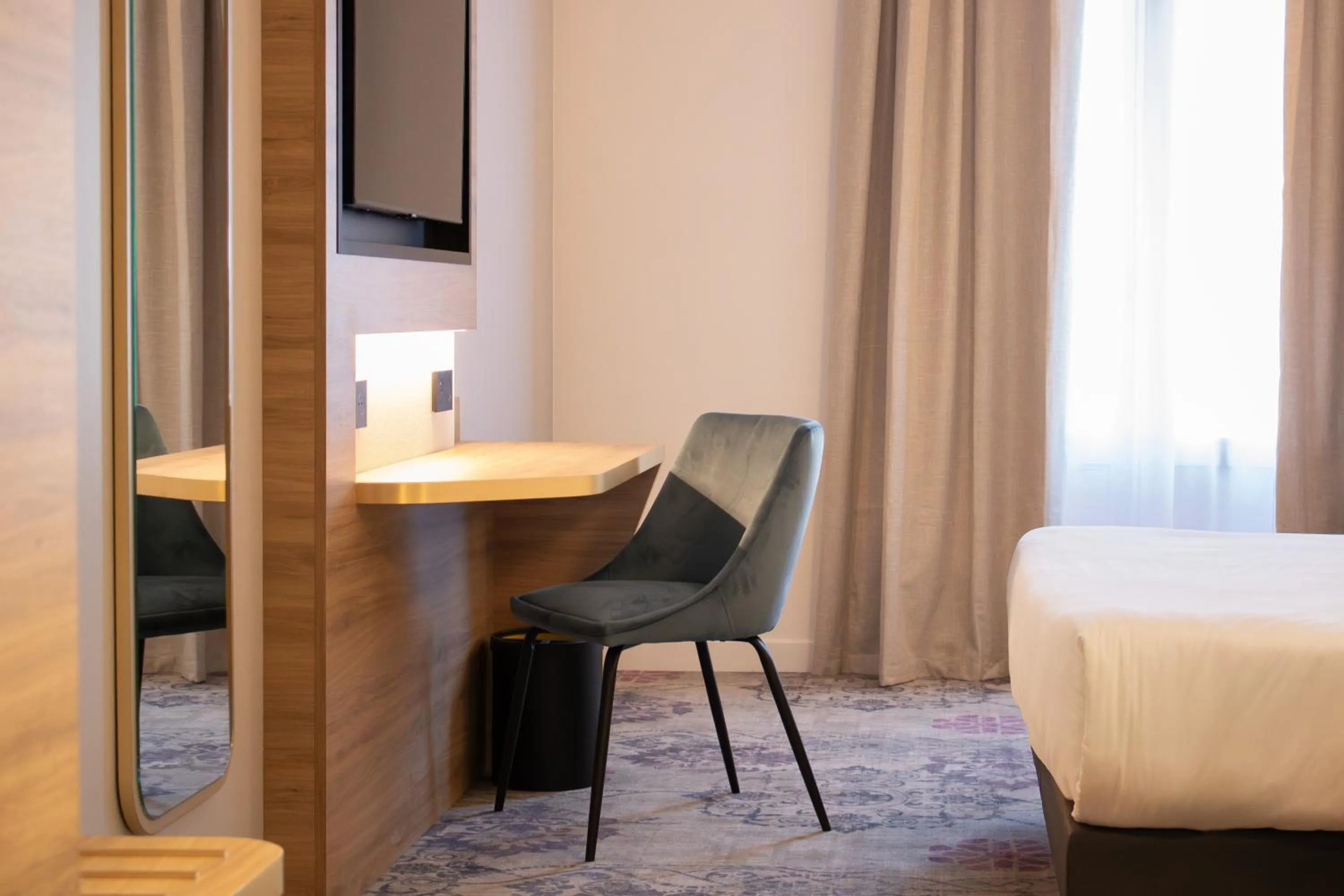 Bedroom, Bed in Brit Hotel Cahors - Le Valentré