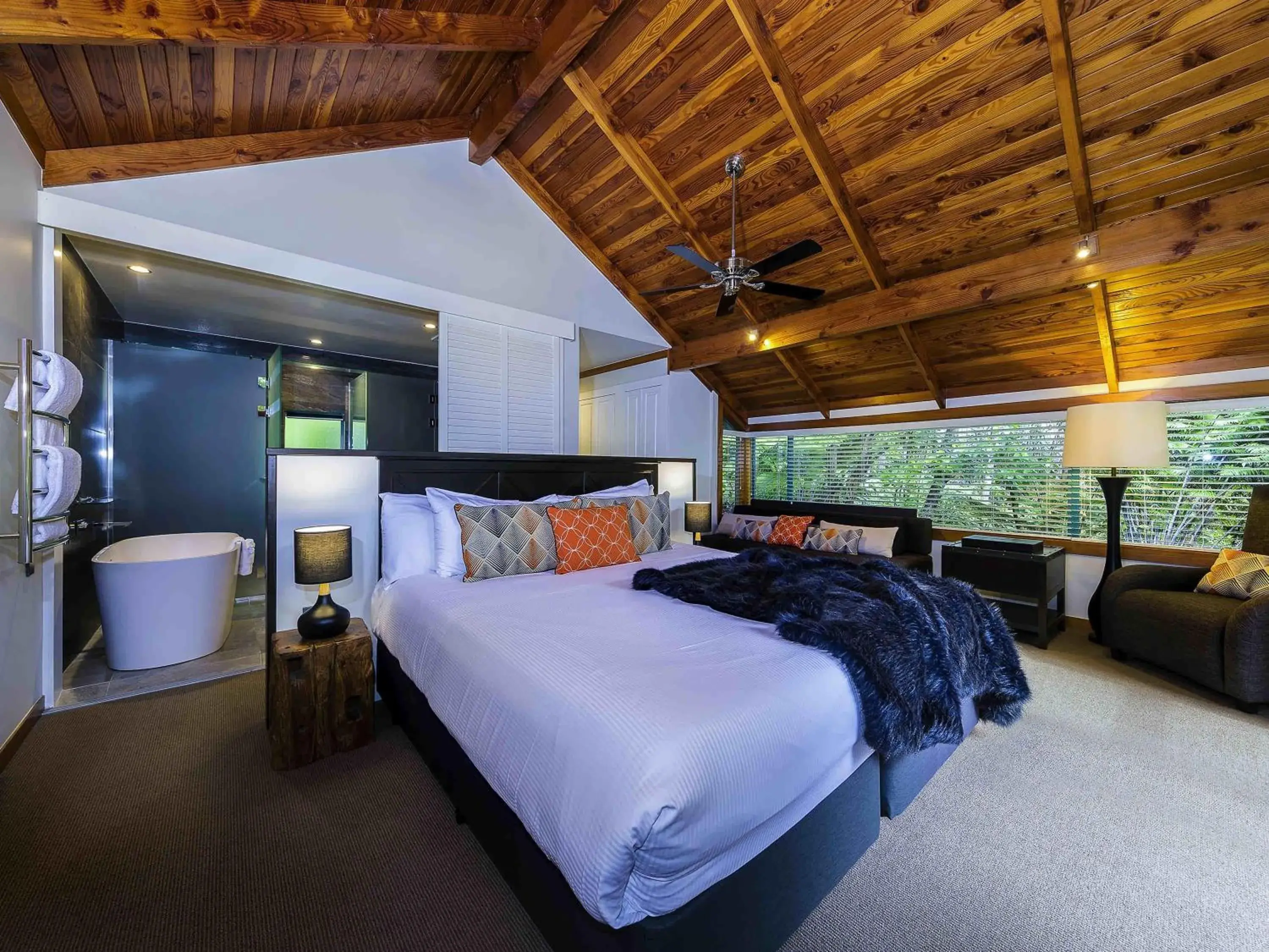 Deluxe King Room in Grand Mercure Puka Park Resort Deluxe King Room in Grand Mercure Puka Park Resort