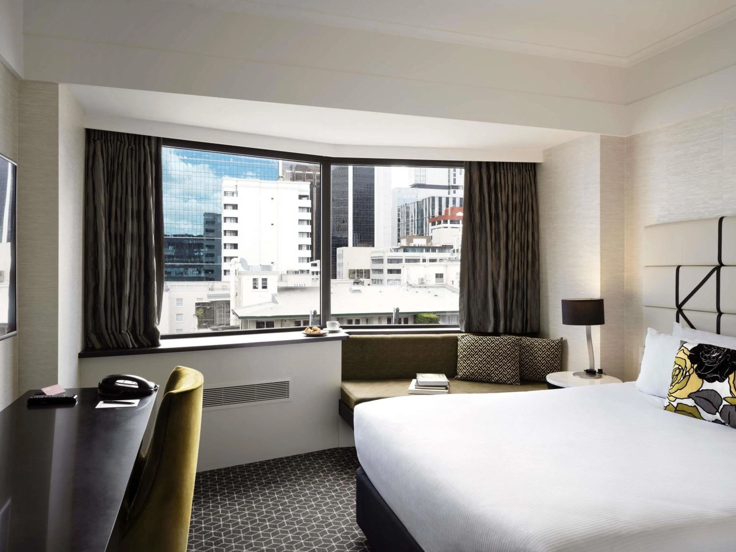 Bedroom, Bed in Mövenpick Hotel Auckland