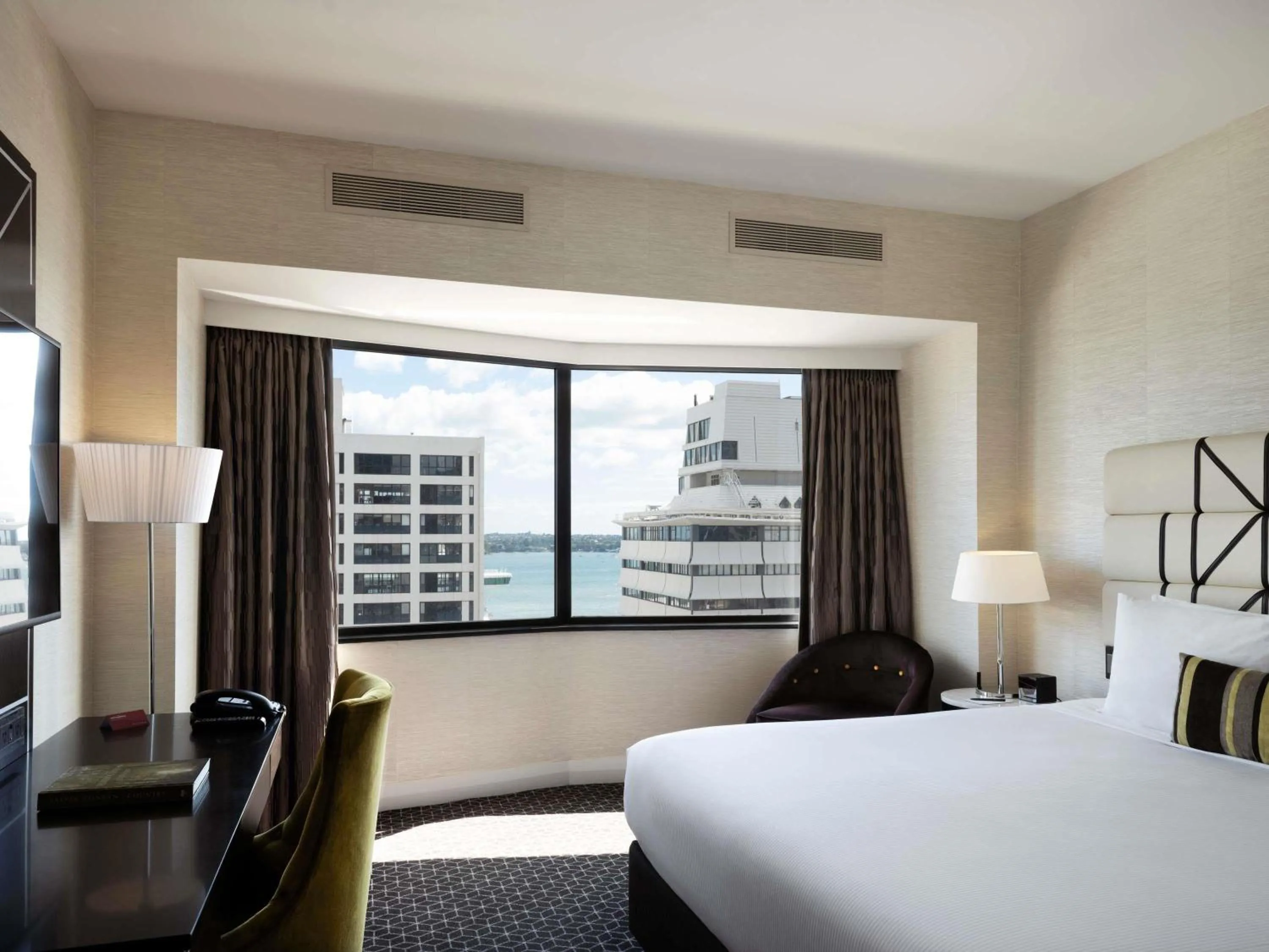 Bedroom, Bed in Mövenpick Hotel Auckland