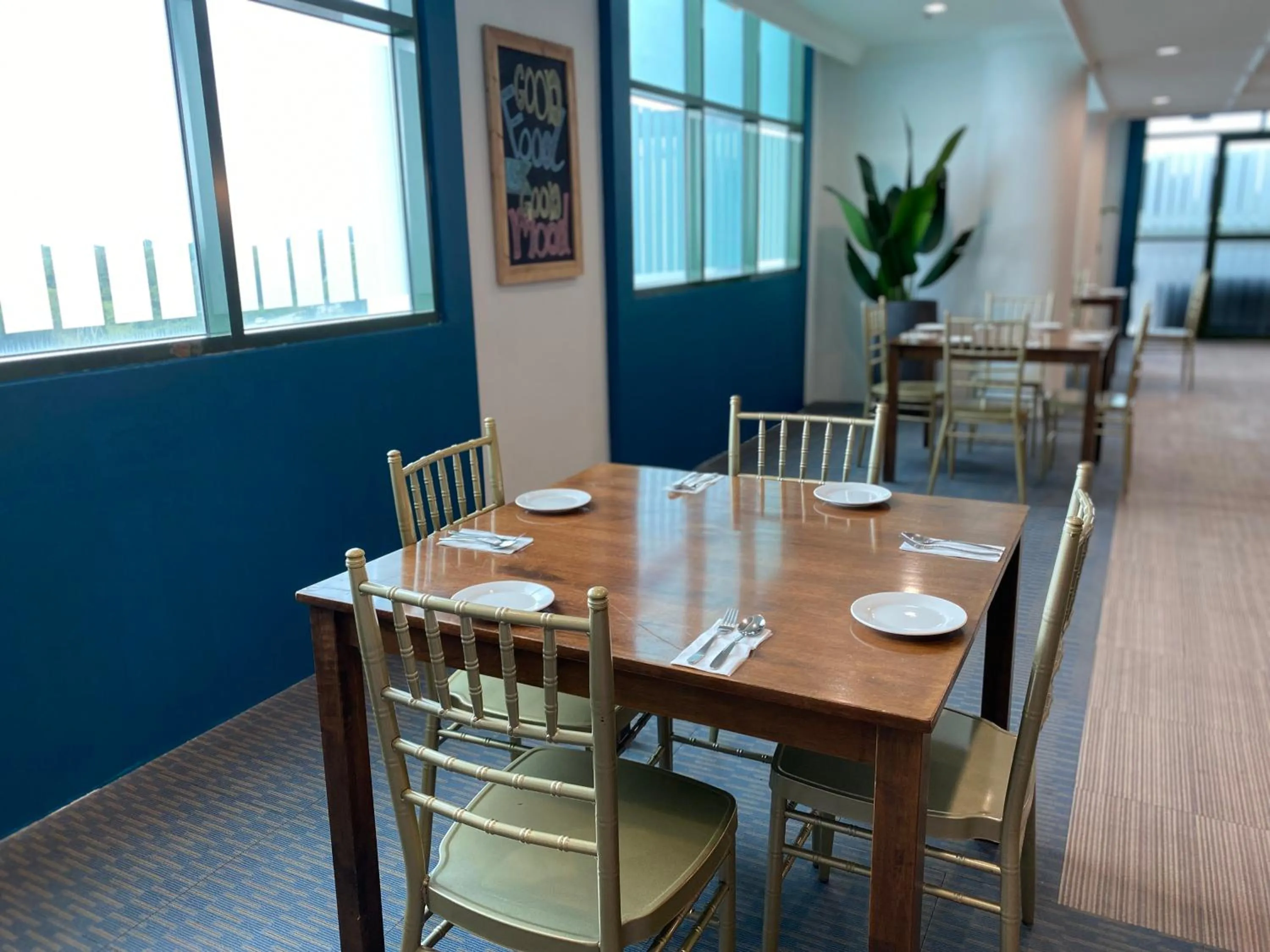 Restaurant/places to eat in The Lanes Hotel