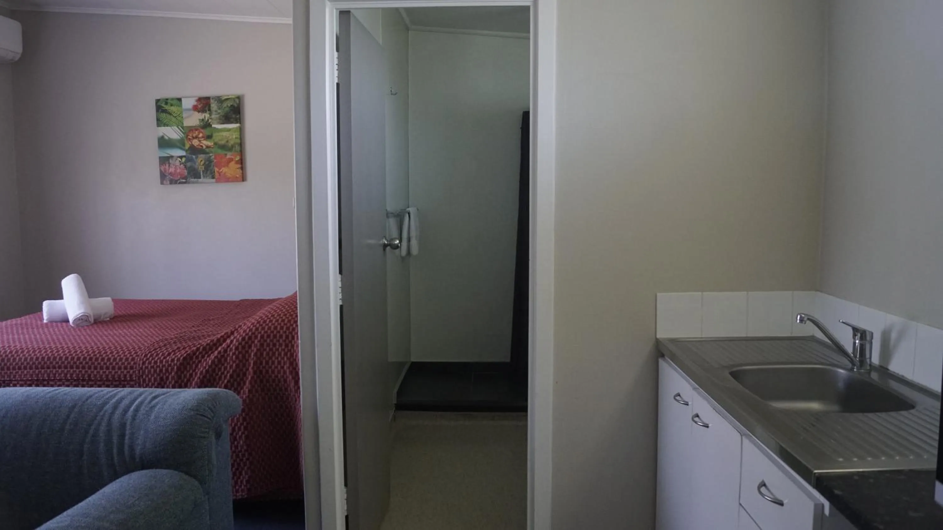 Bed in Apple Motor Inn