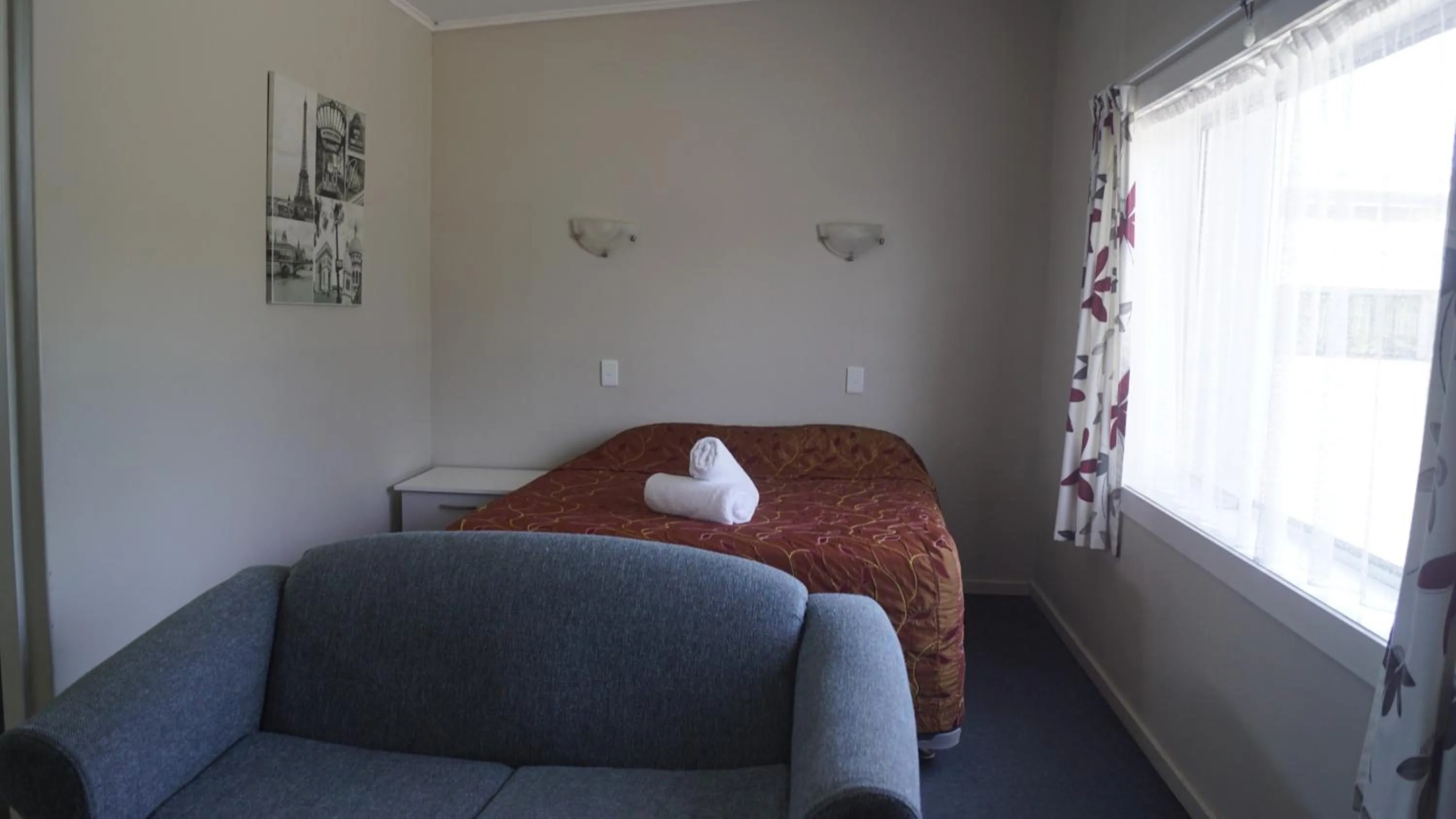 Bed in Apple Motor Inn