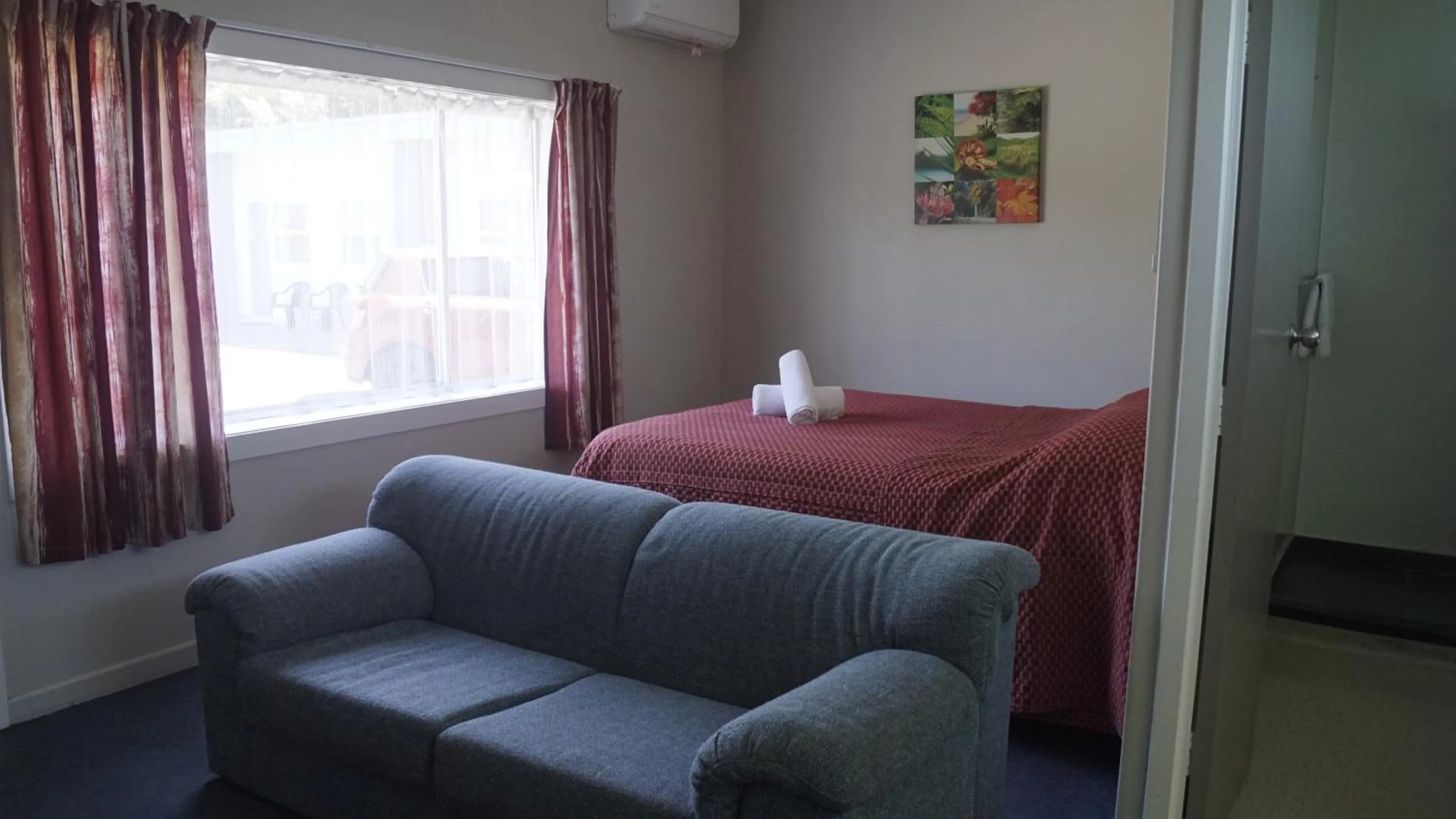 Bed in Apple Motor Inn