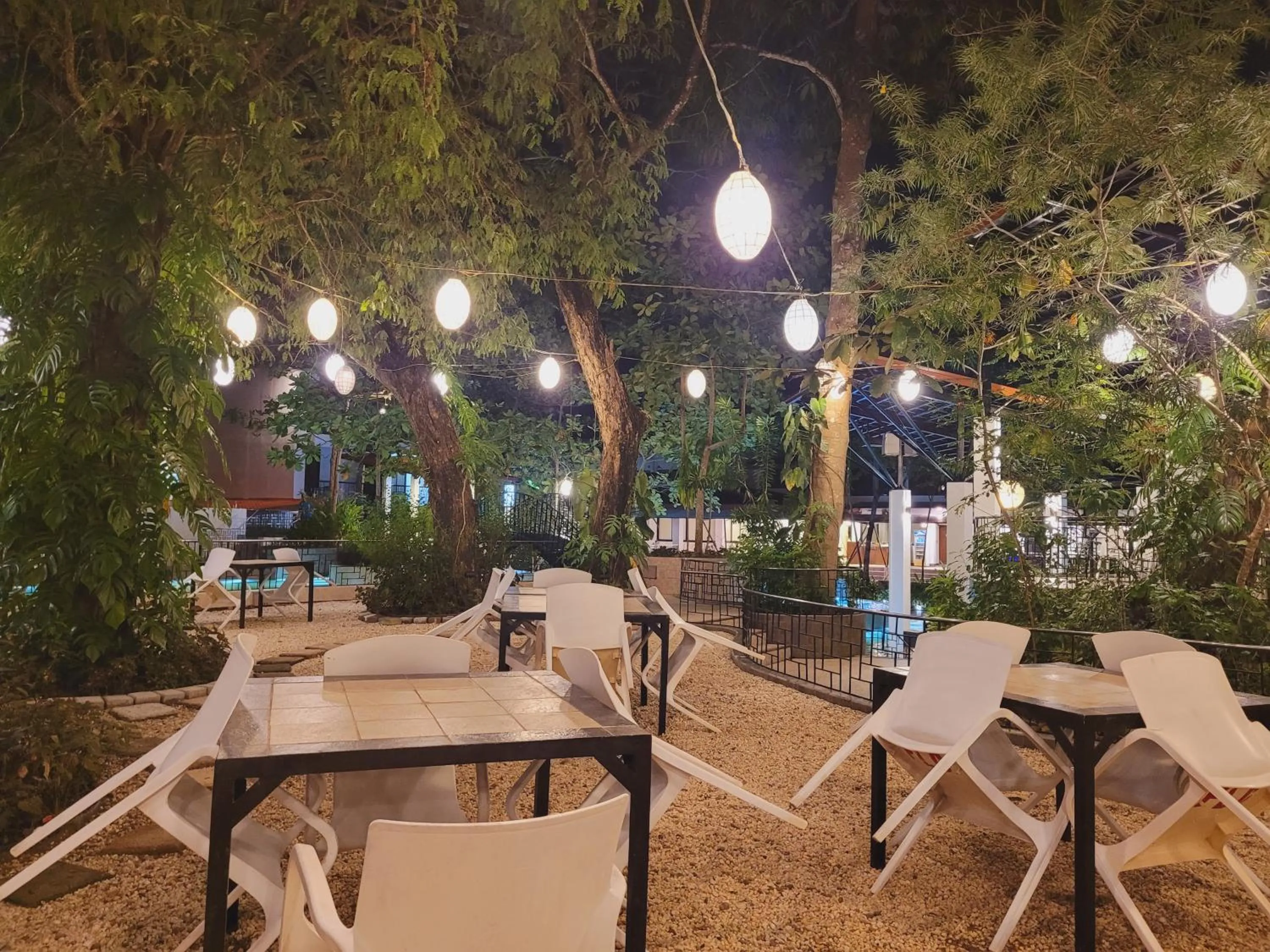 Restaurant/places to eat in Fernvale Leisure Club and Resort