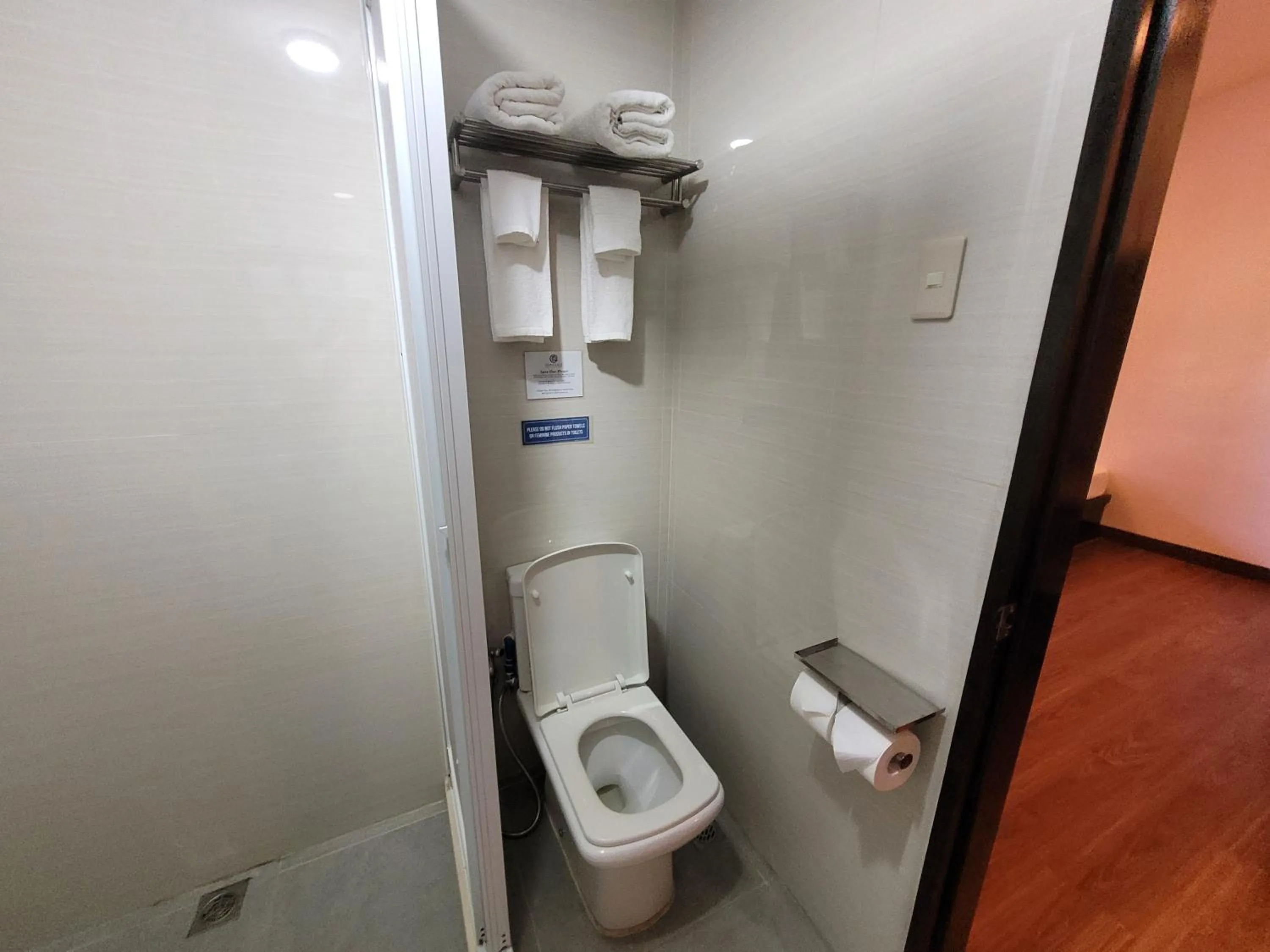 Toilet in Fernvale Leisure Club and Resort