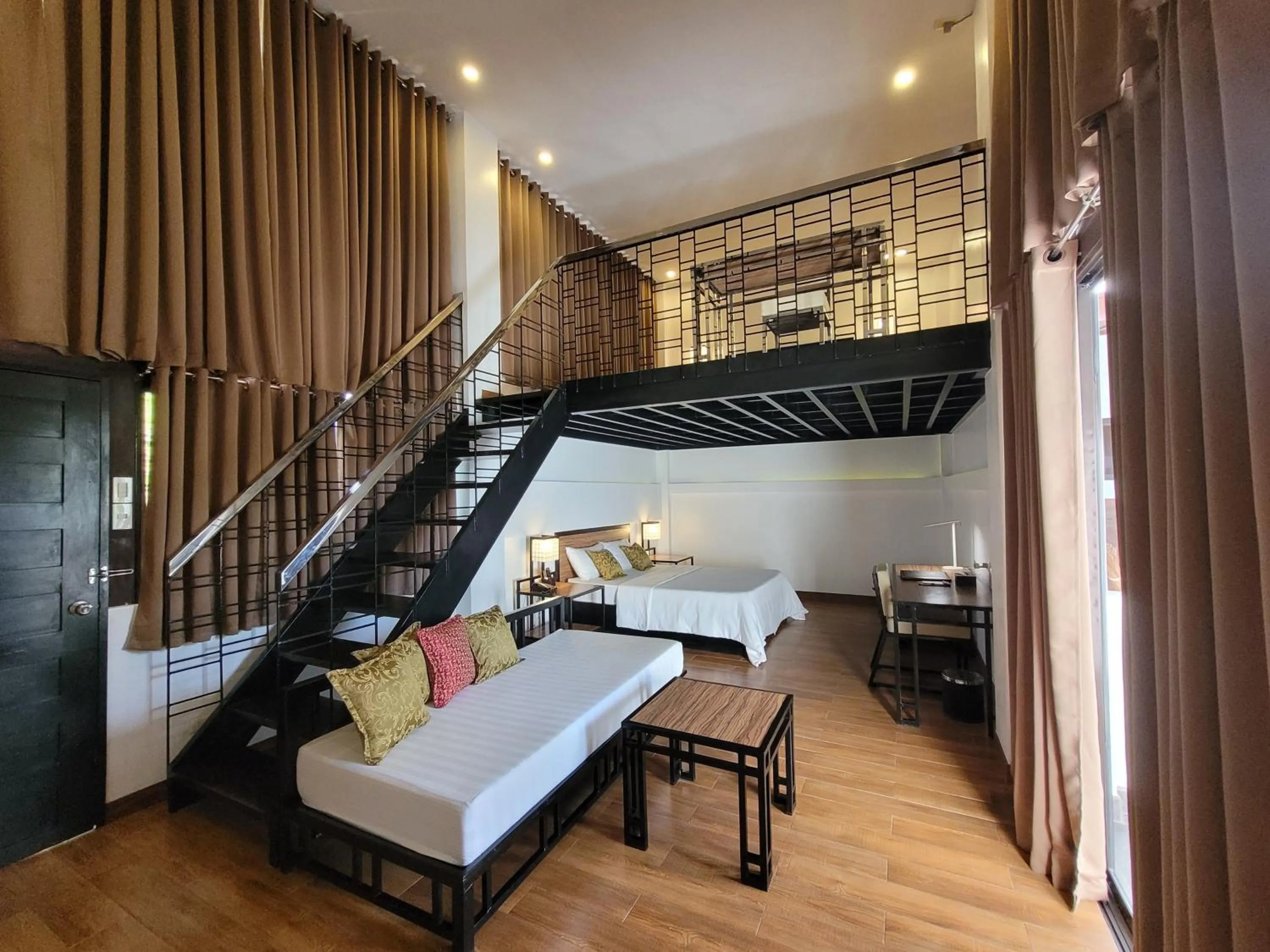 Living room, Bed in Fernvale Leisure Club and Resort