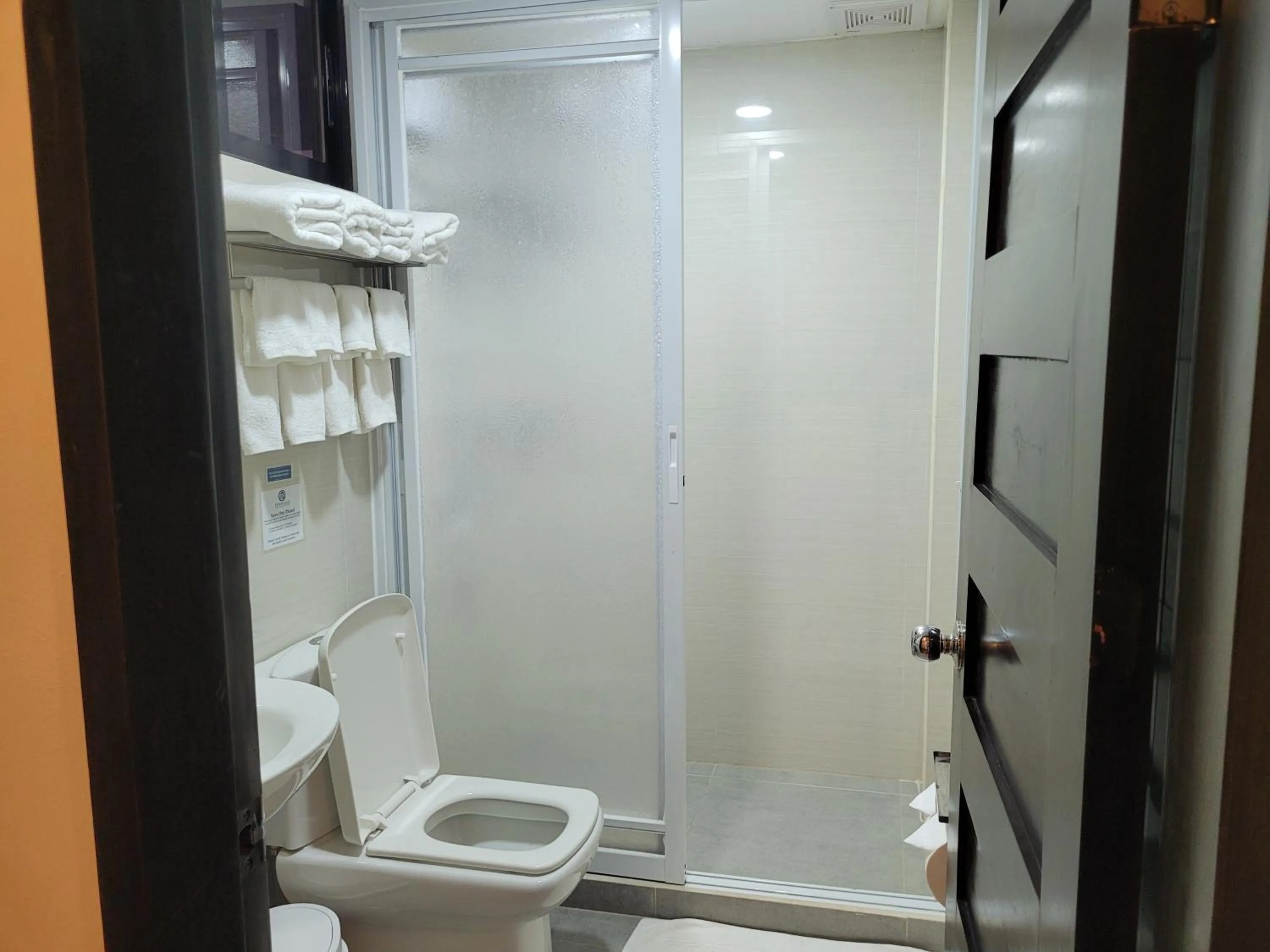 Toilet in Fernvale Leisure Club and Resort