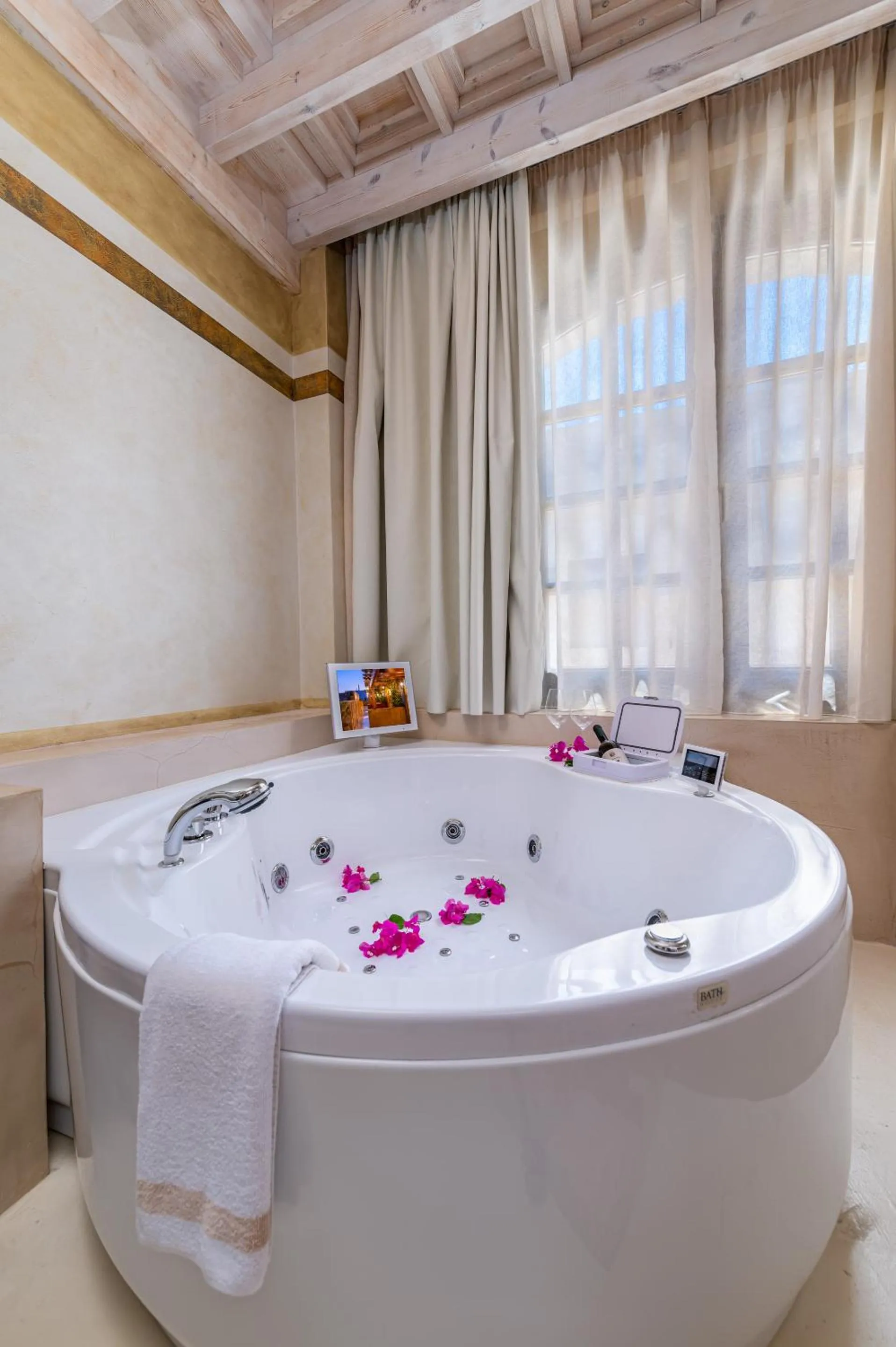 Hot Tub in 10GR Boutique Hotel & Wine Bar