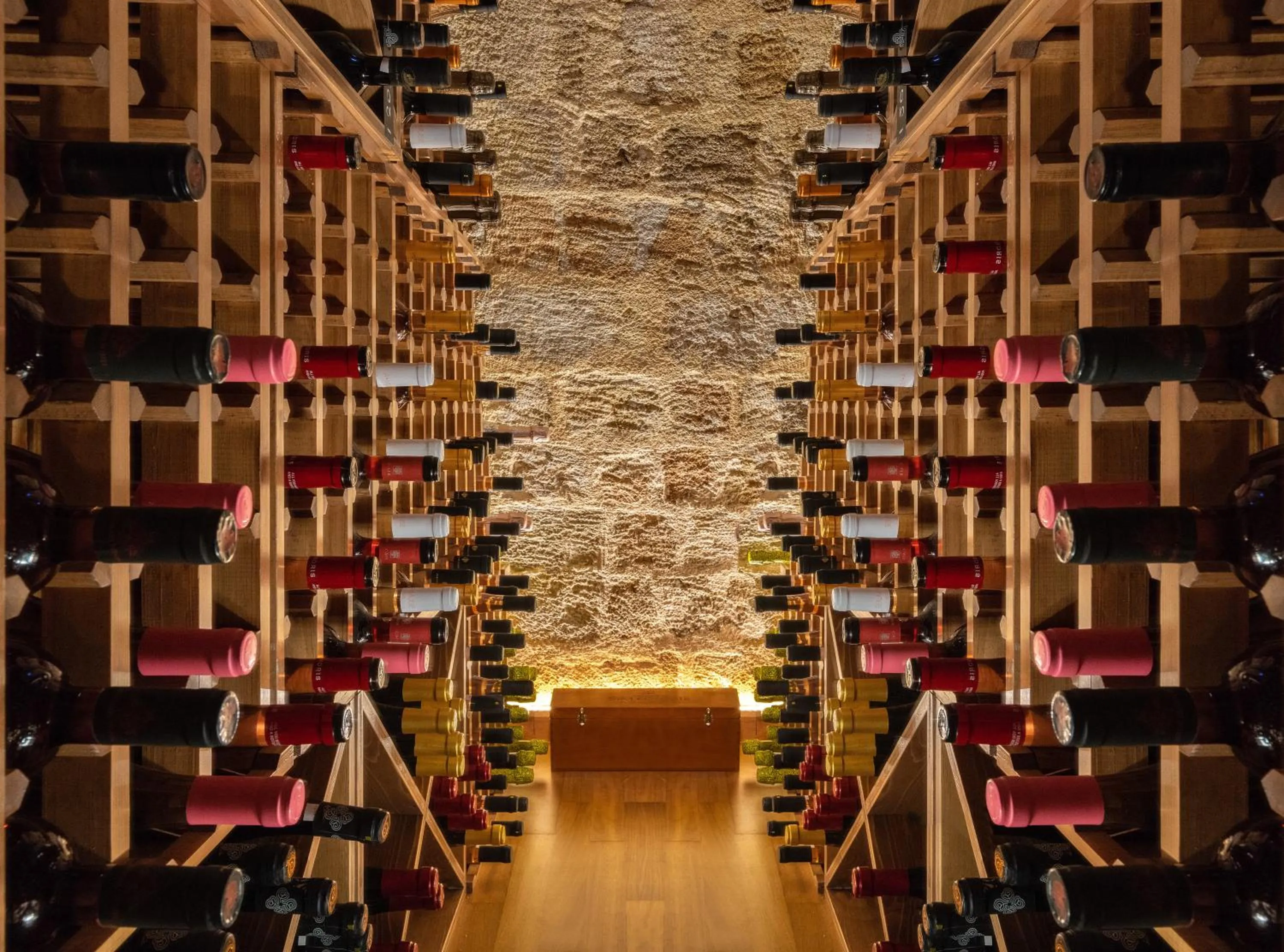 Restaurant/places to eat in 10GR Boutique Hotel & Wine Bar