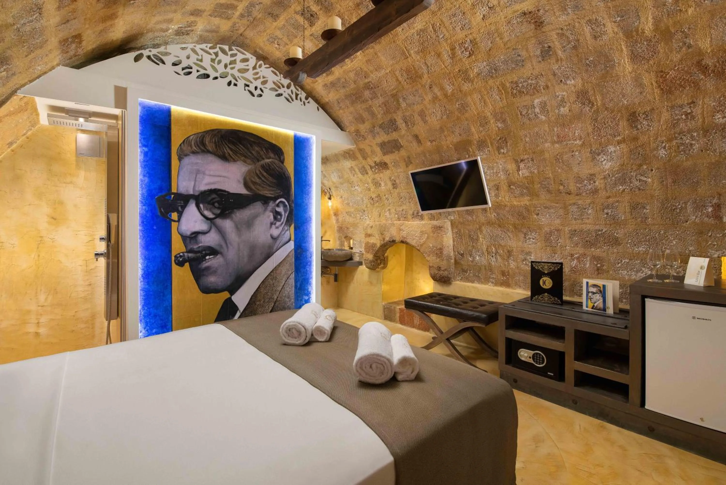 Shower, Bed in 10GR Boutique Hotel & Wine Bar