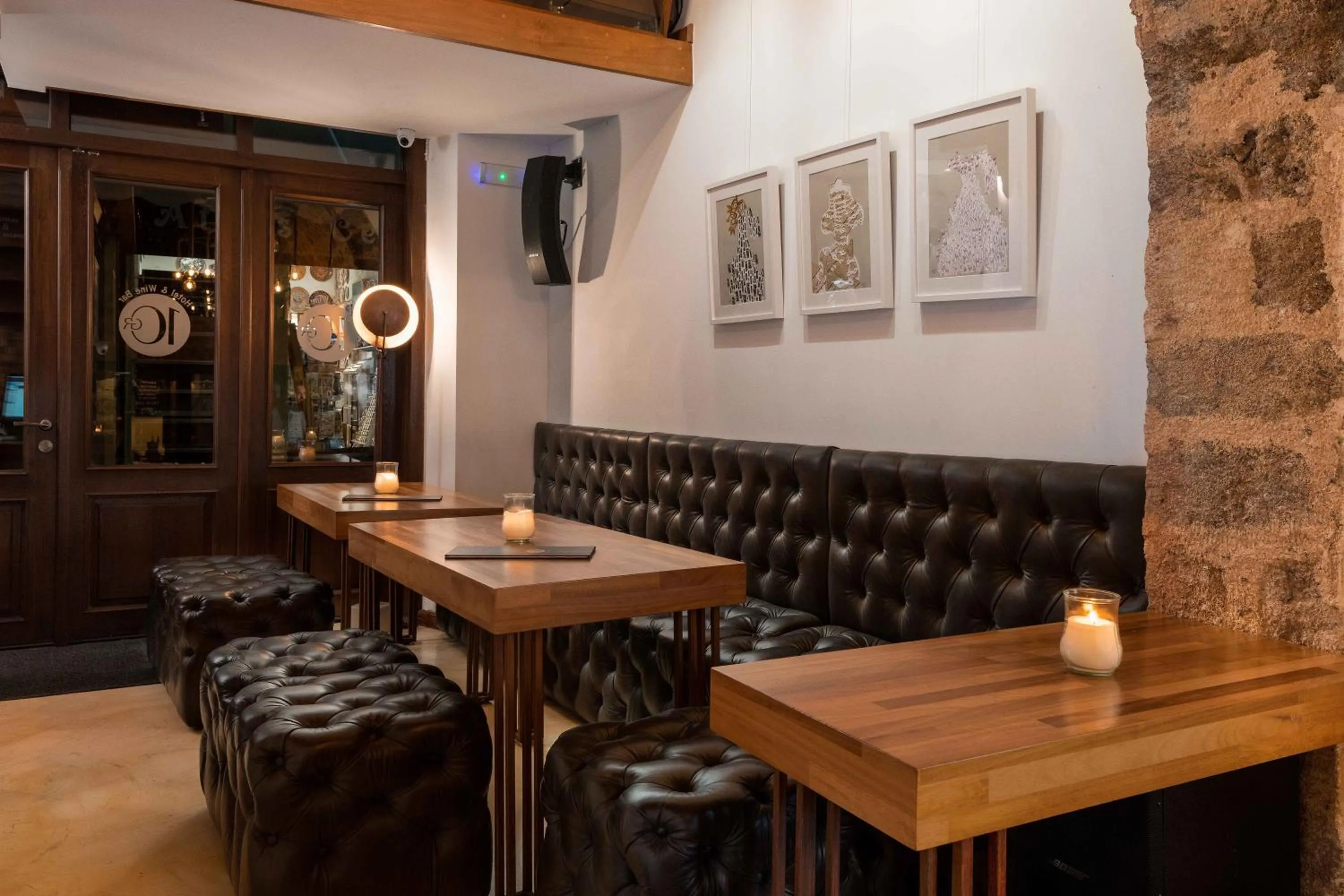 Restaurant/places to eat in 10GR Boutique Hotel & Wine Bar