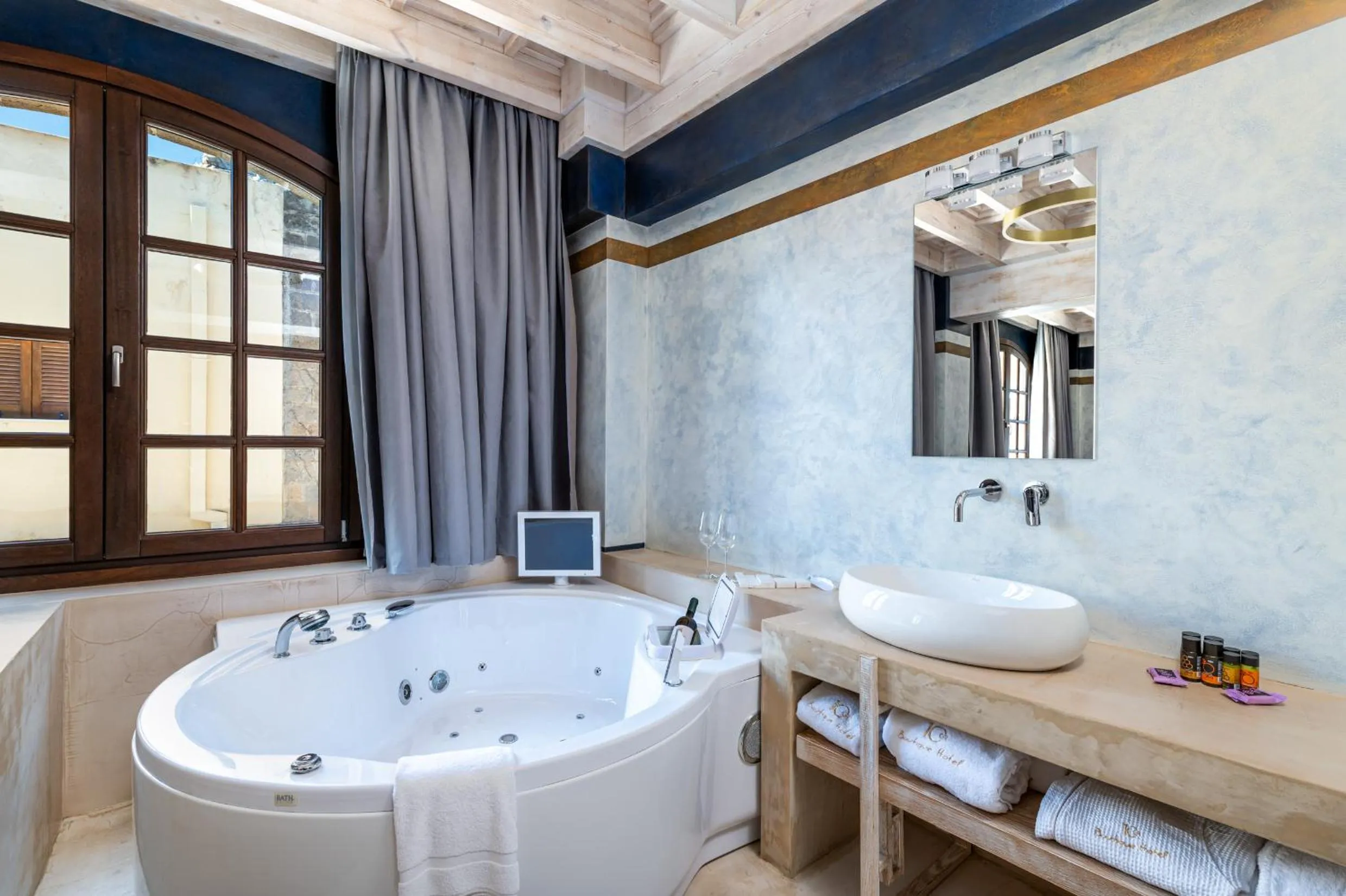 Hot Tub in 10GR Boutique Hotel & Wine Bar