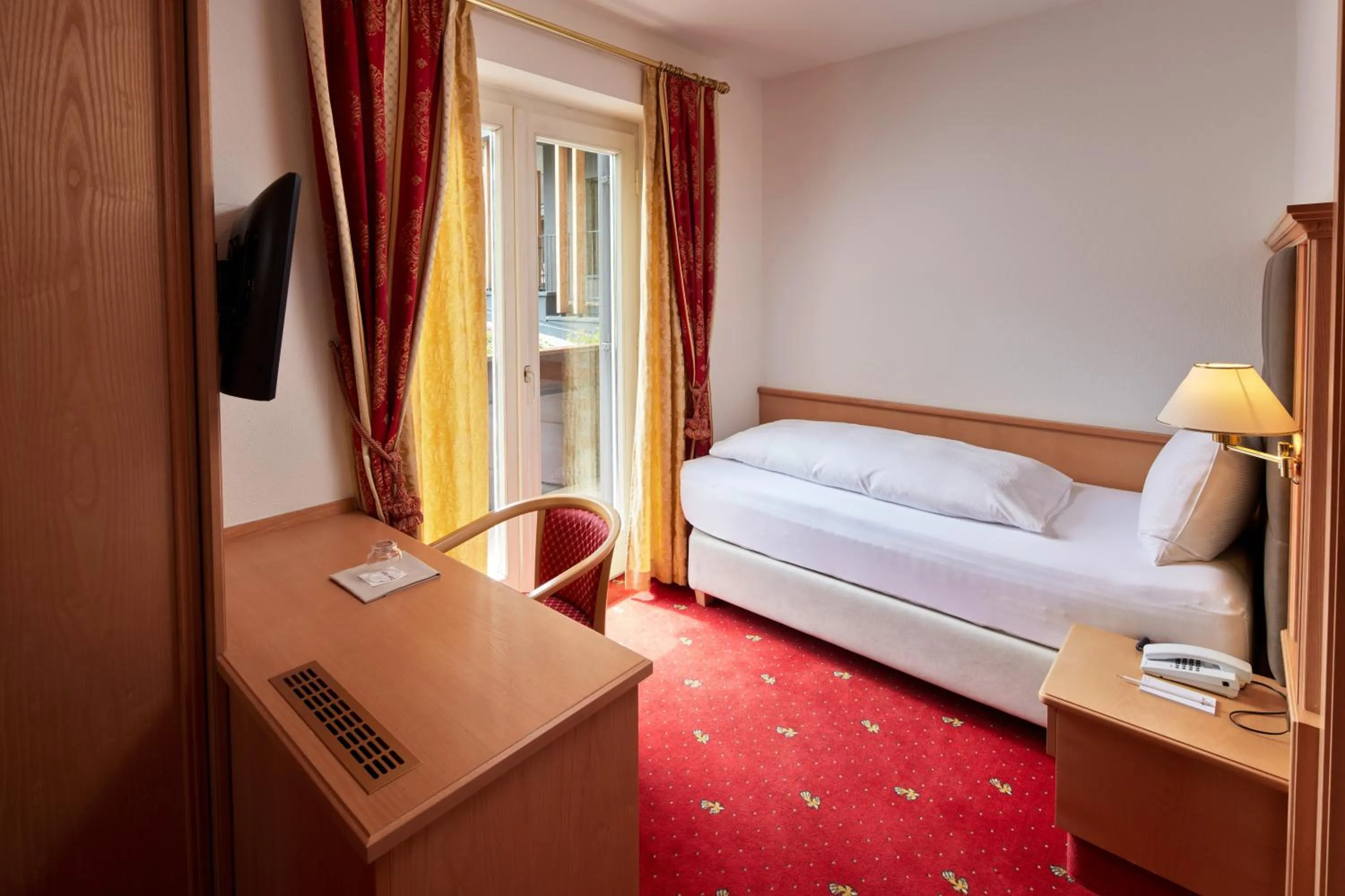 Photo of the whole room, Bed in Engels Park