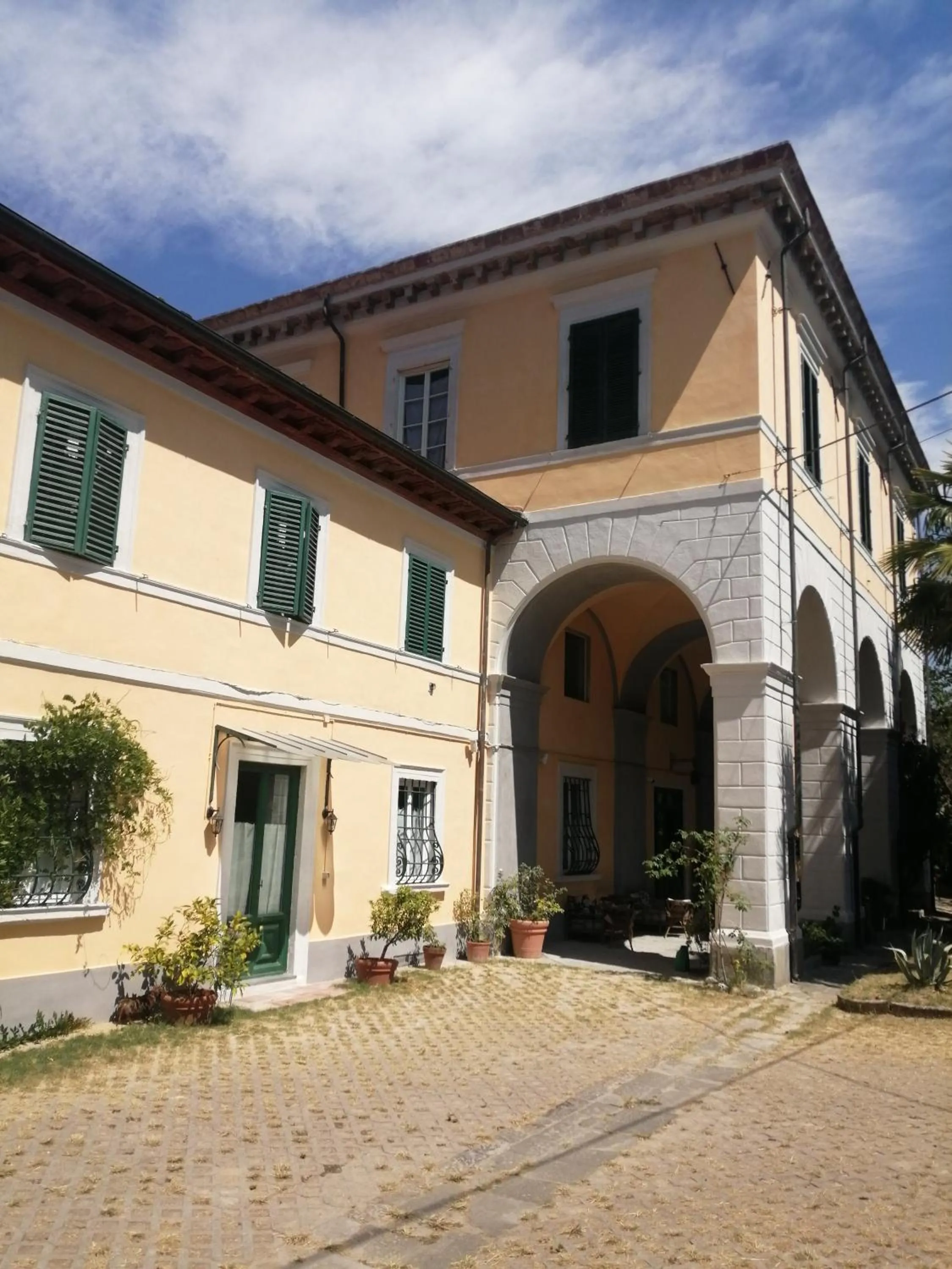 Property building in Villa La Dogana B&B di Charme - Historic Villa with a beautiful garden - private parking
