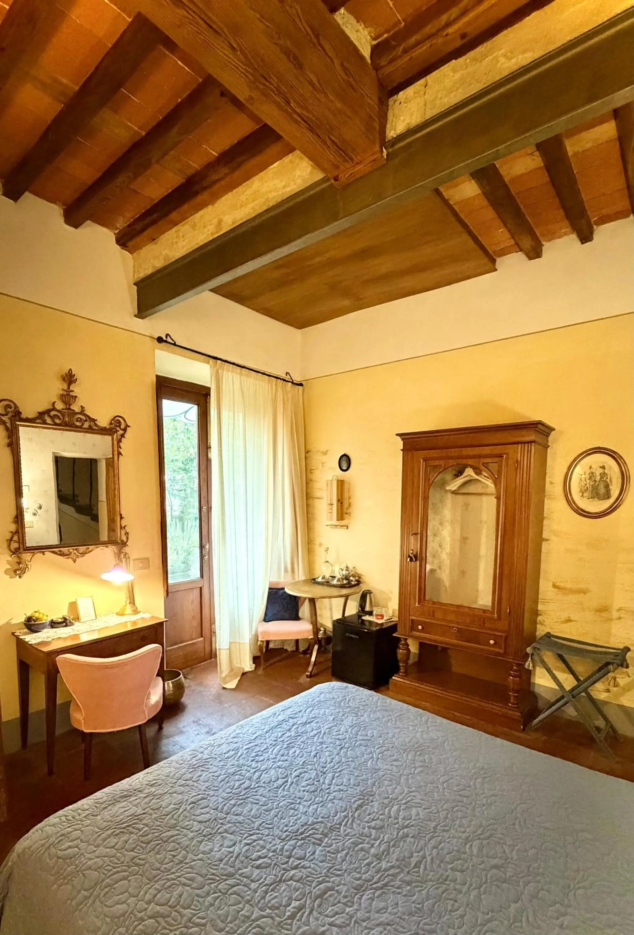 Bed in Villa La Dogana B&B di Charme - Historic Villa with a beautiful garden - private parking