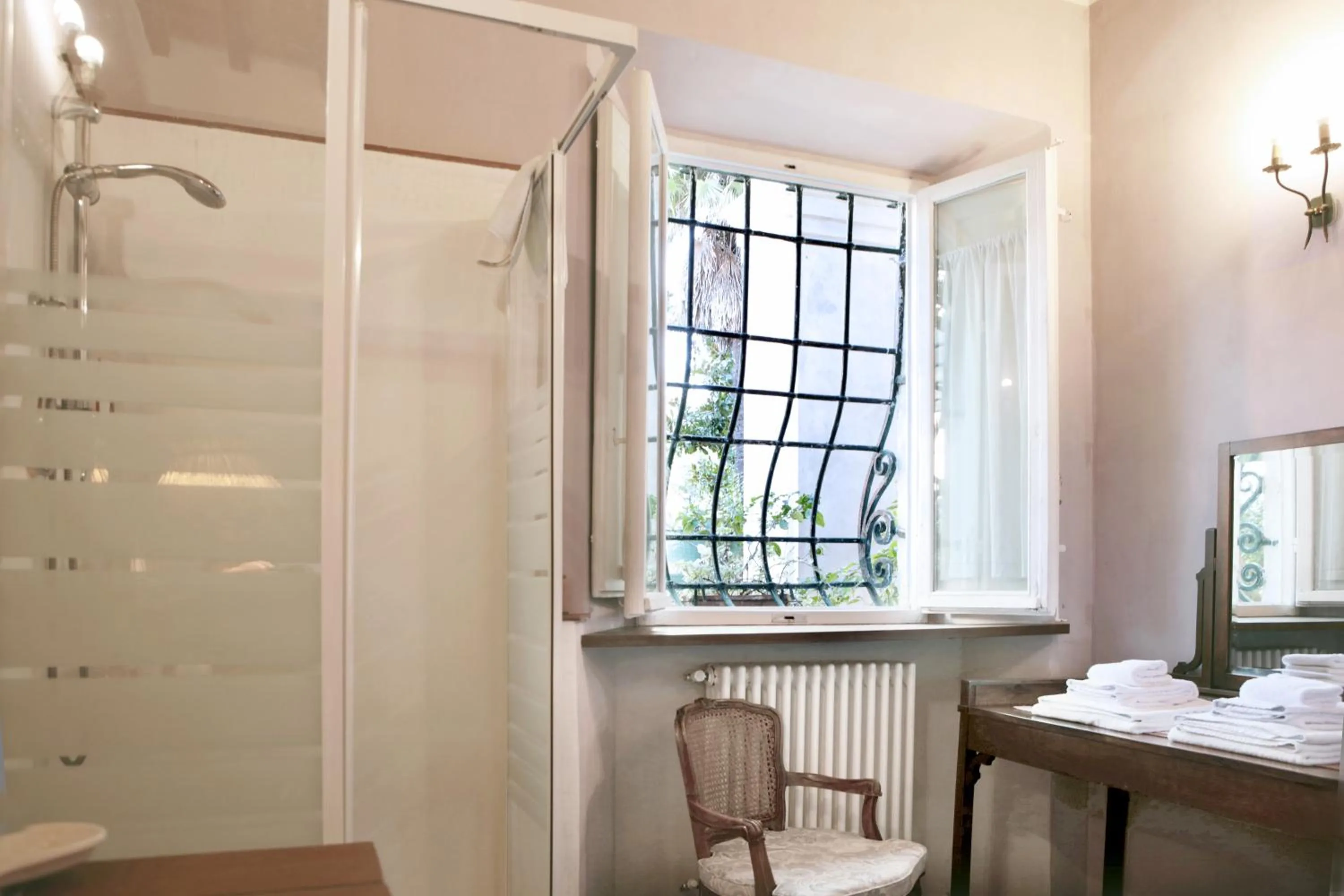 Bathroom in Villa La Dogana B&B di Charme - Historic Villa with a beautiful garden - private parking