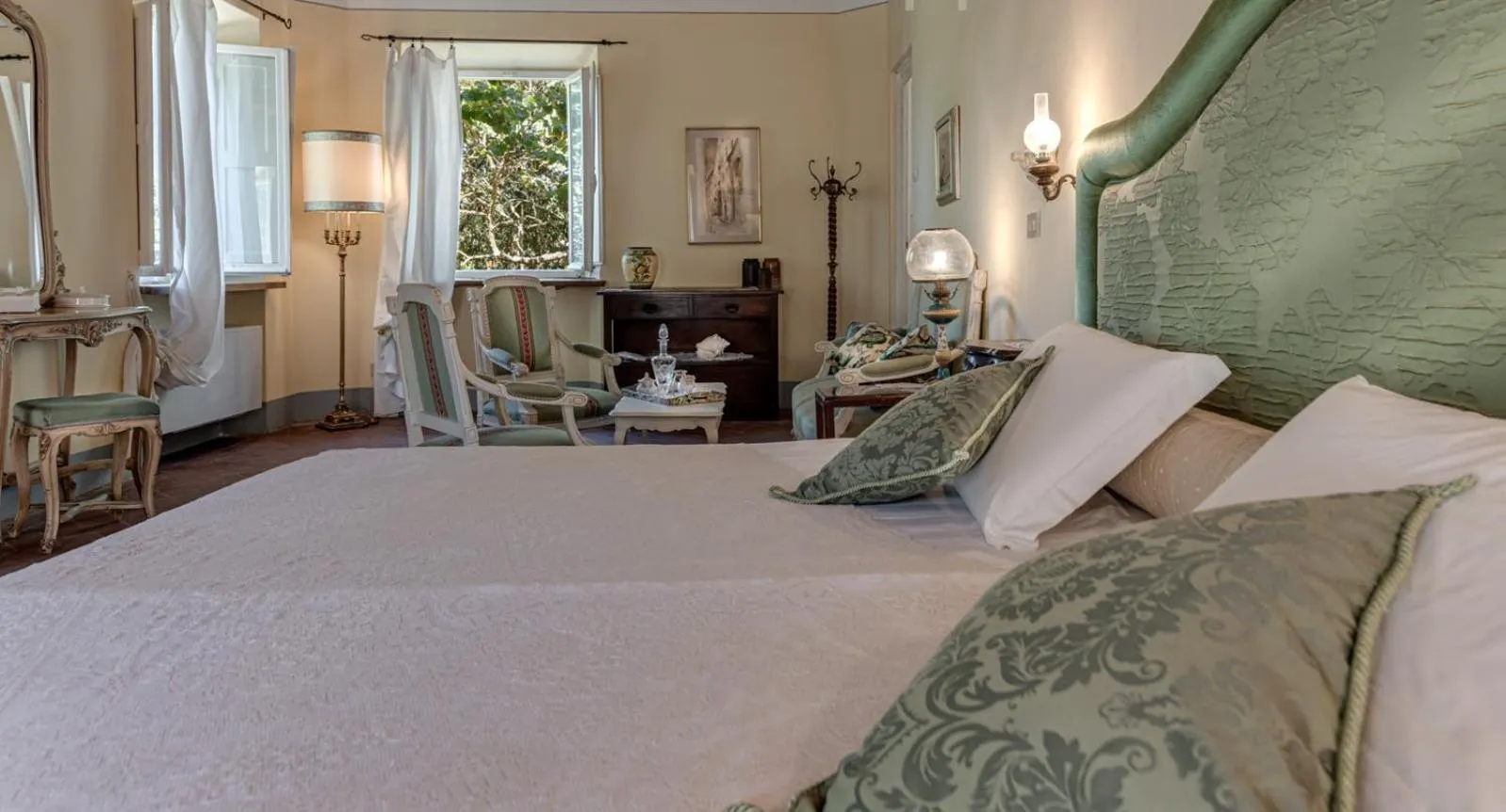 Bed in Villa La Dogana B&B di Charme - Historic Villa with a beautiful garden - private parking