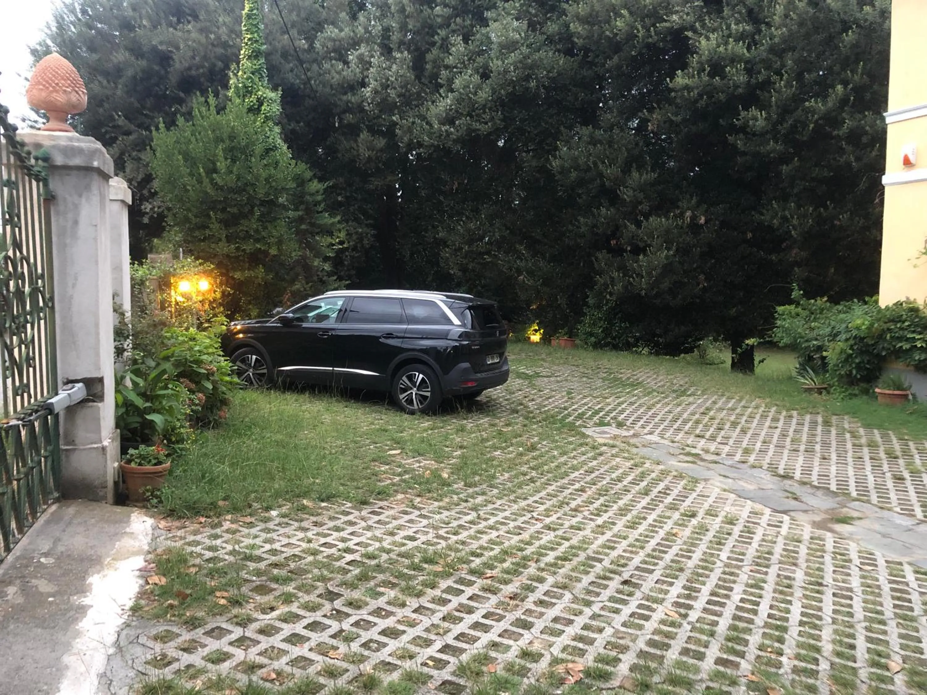 Parking in Villa La Dogana B&B di Charme - Historic Villa with a beautiful garden - private parking
