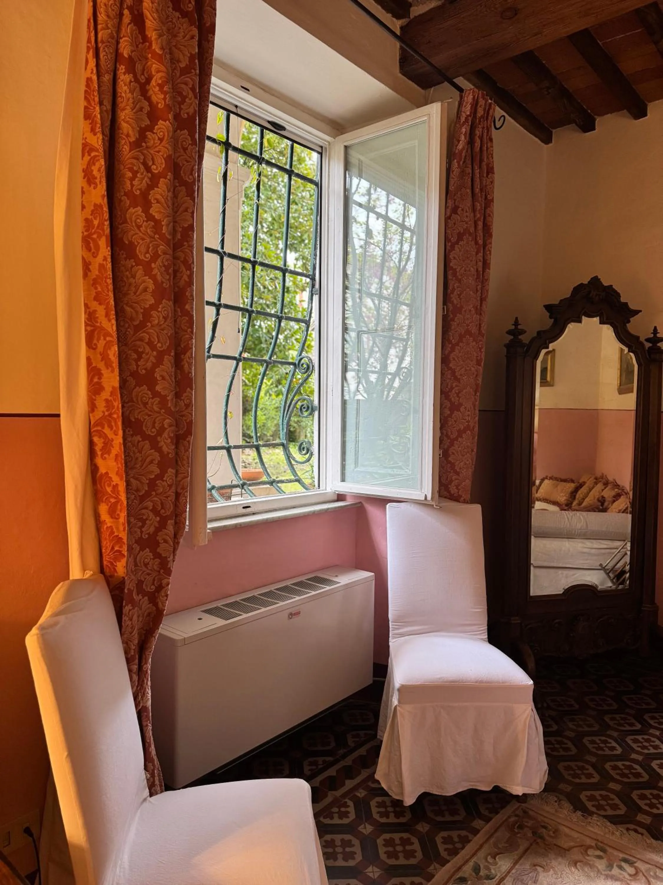 Bed in Villa La Dogana B&B di Charme - Historic Villa with a beautiful garden - private parking