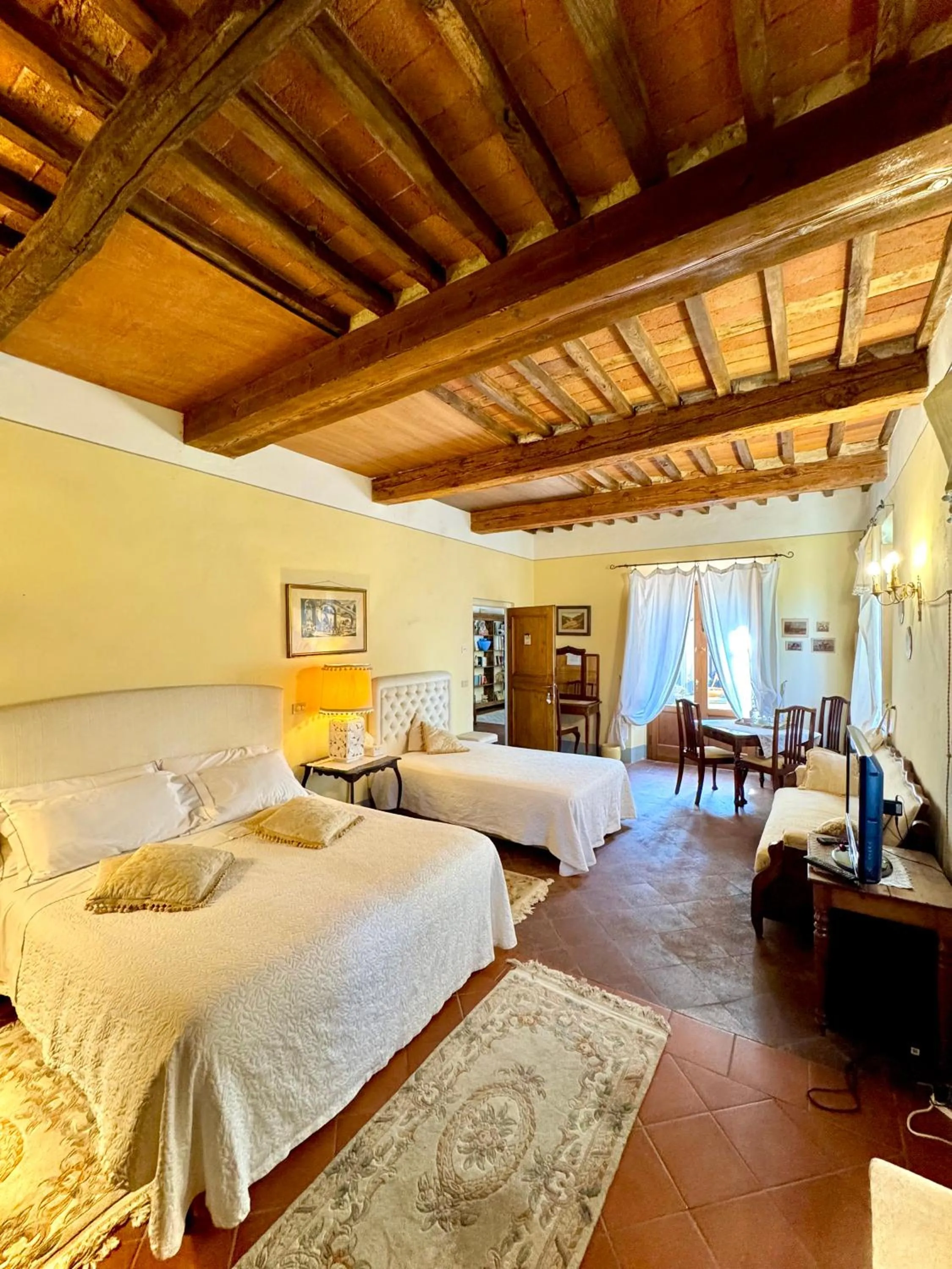 Bed in Villa La Dogana B&B di Charme - Historic Villa with a beautiful garden - private parking