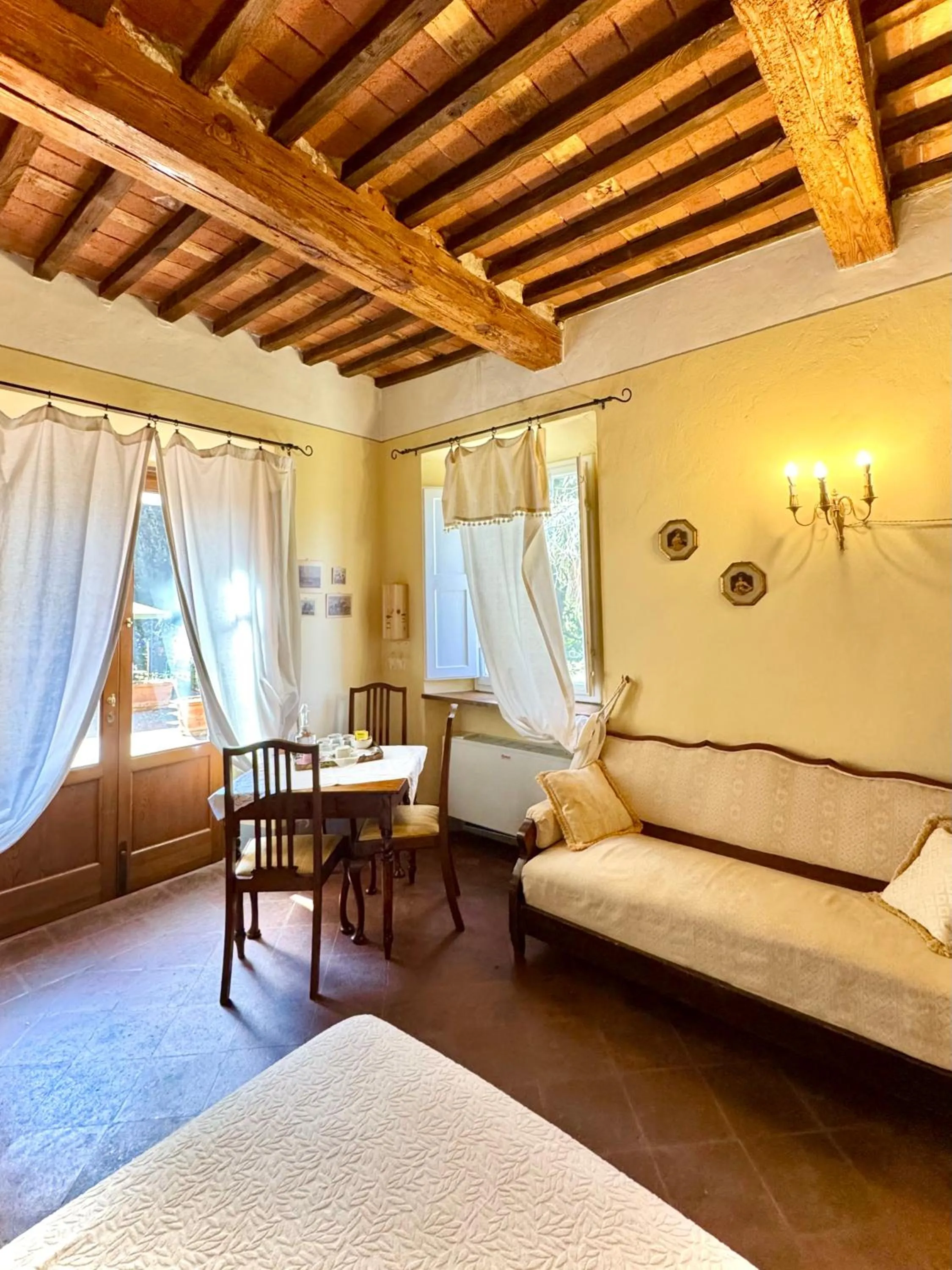 Bed in Villa La Dogana B&B di Charme - Historic Villa with a beautiful garden - private parking