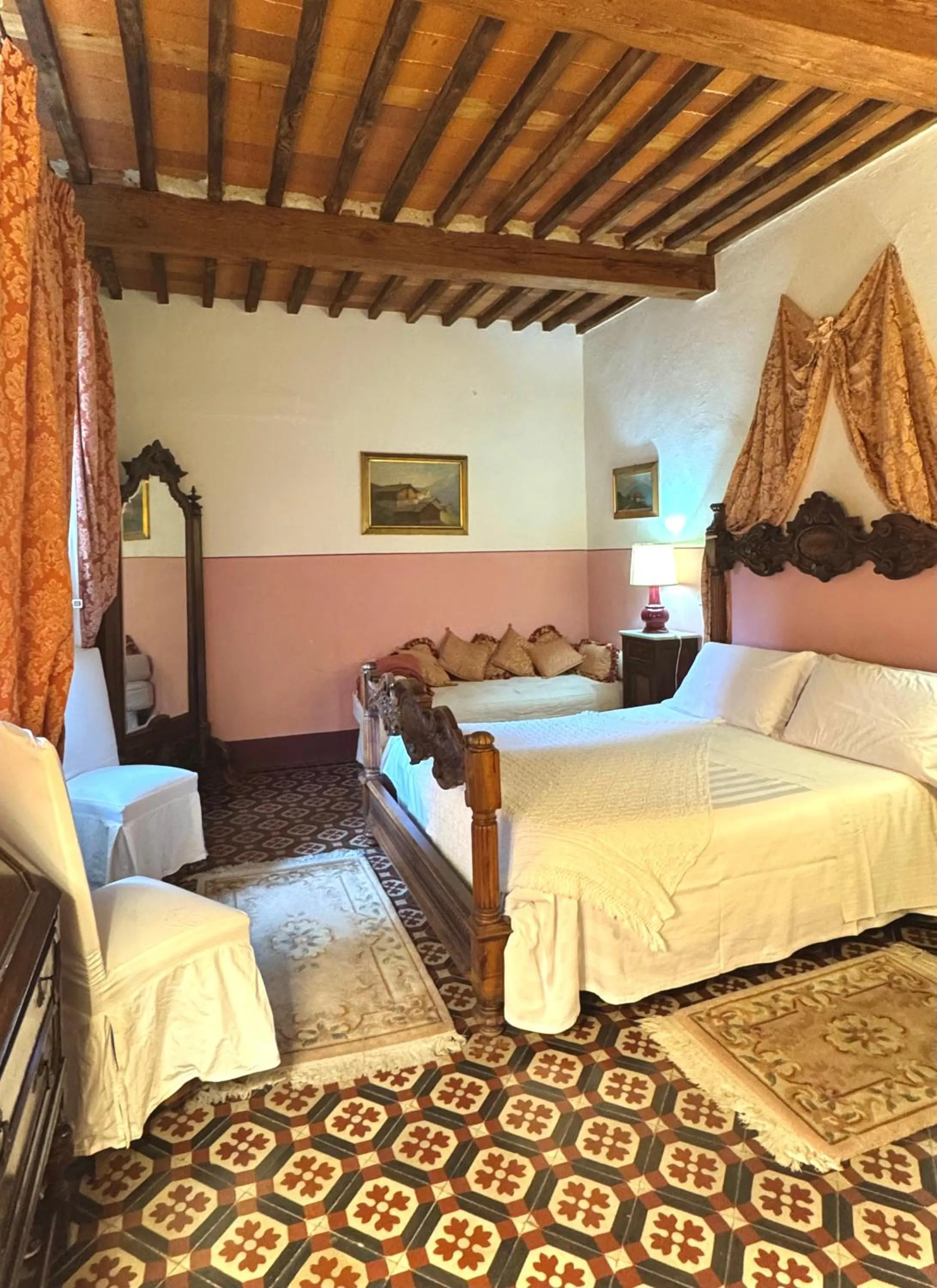 Bed in Villa La Dogana B&B di Charme - Historic Villa with a beautiful garden - private parking