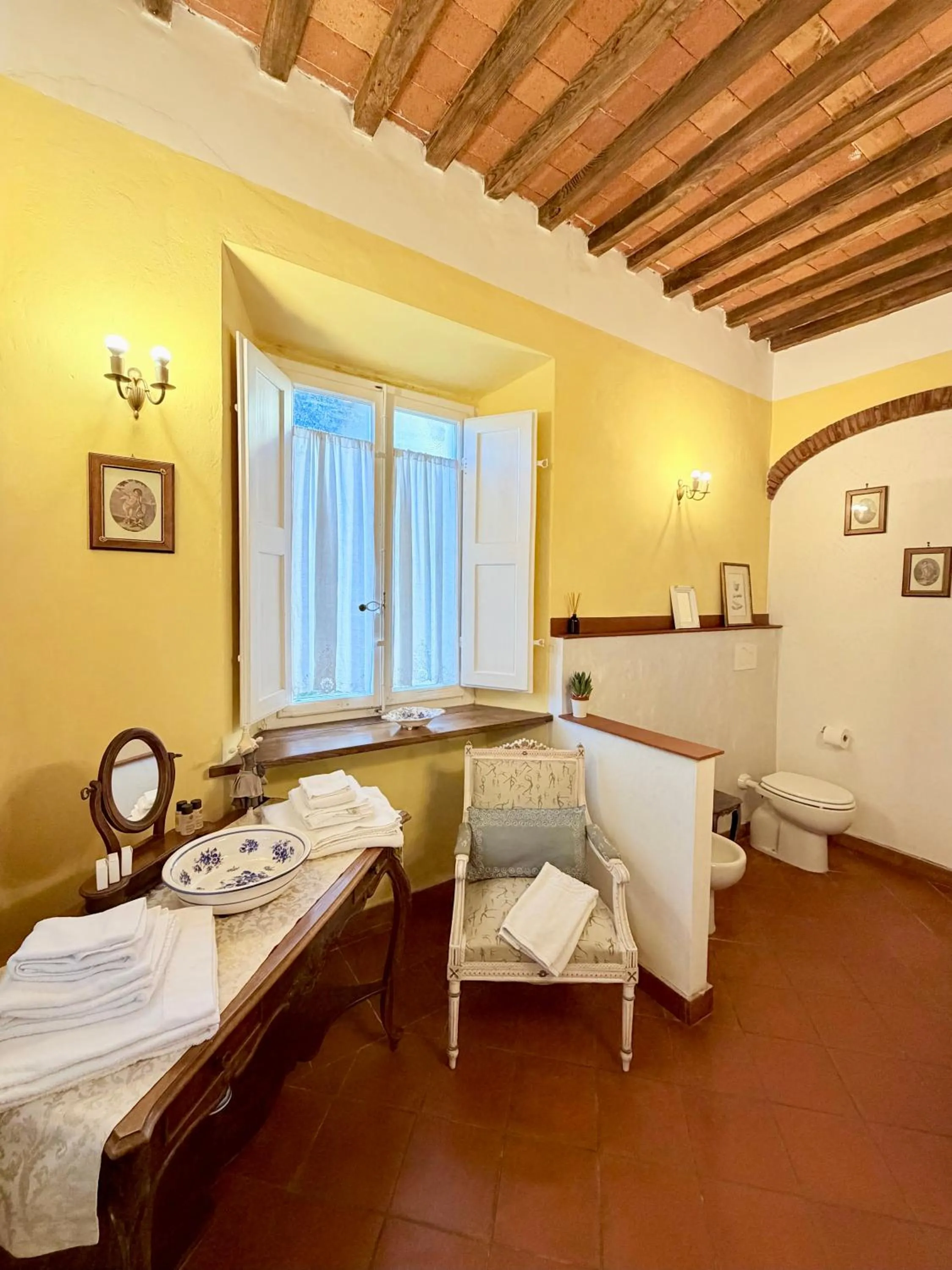 Bed in Villa La Dogana B&B di Charme - Historic Villa with a beautiful garden - private parking